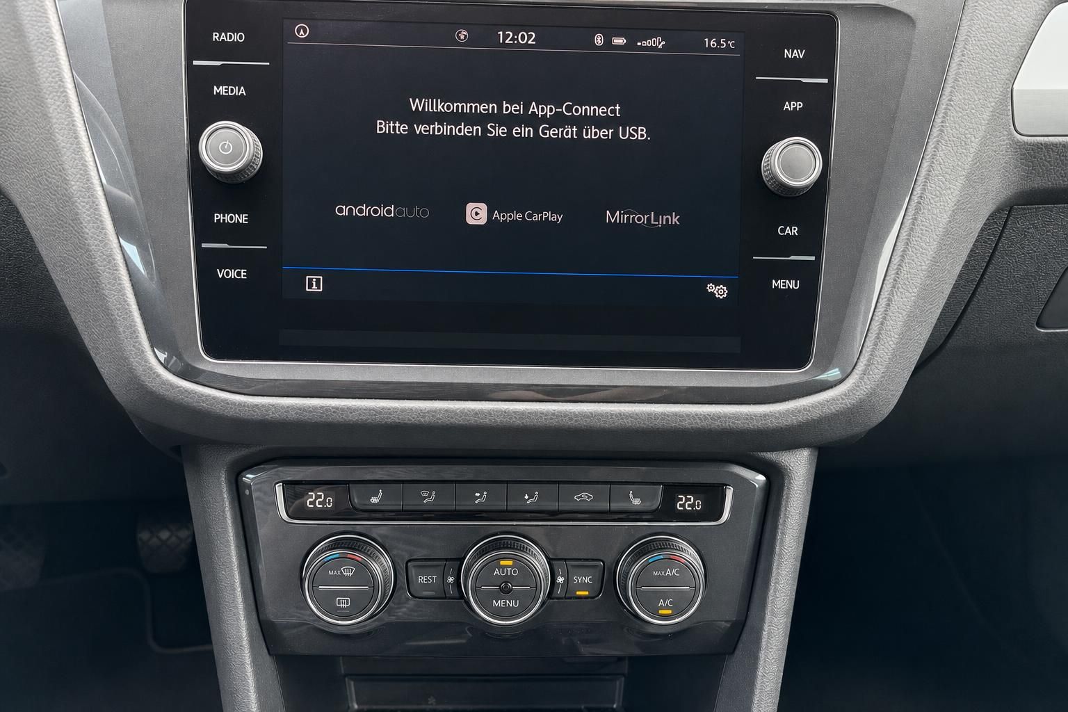 VW Infotainment-Display mit App-Connect und Klimabedienung im Innenraum