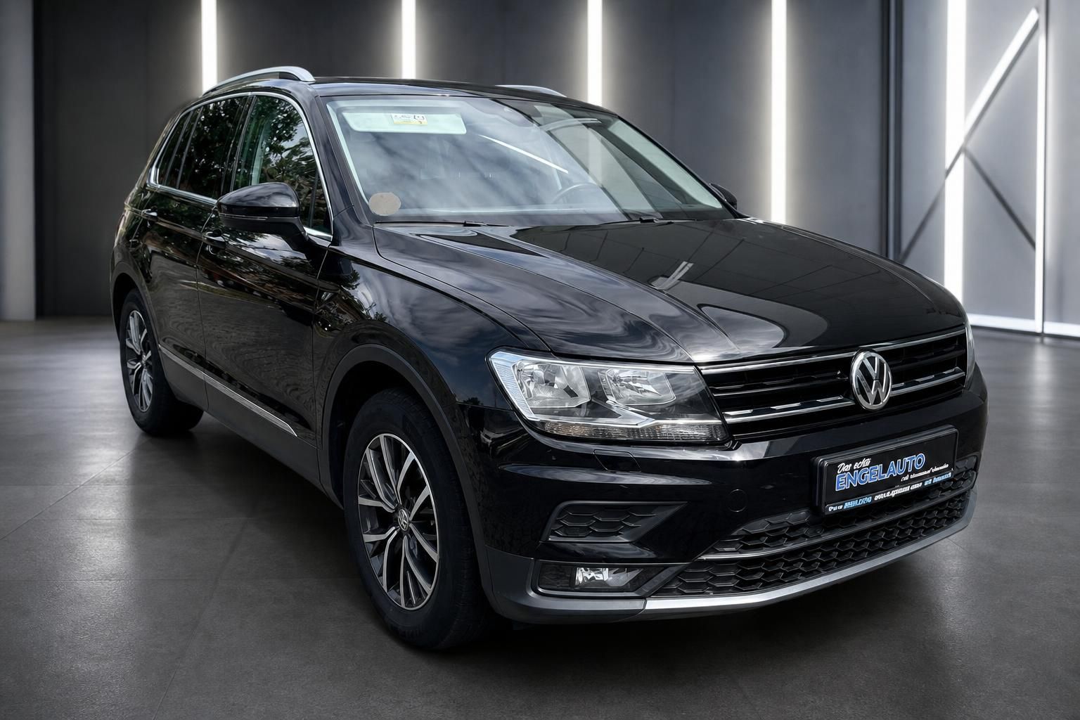 VW Tiguan schwarz Frontansicht schräg im Showroom
