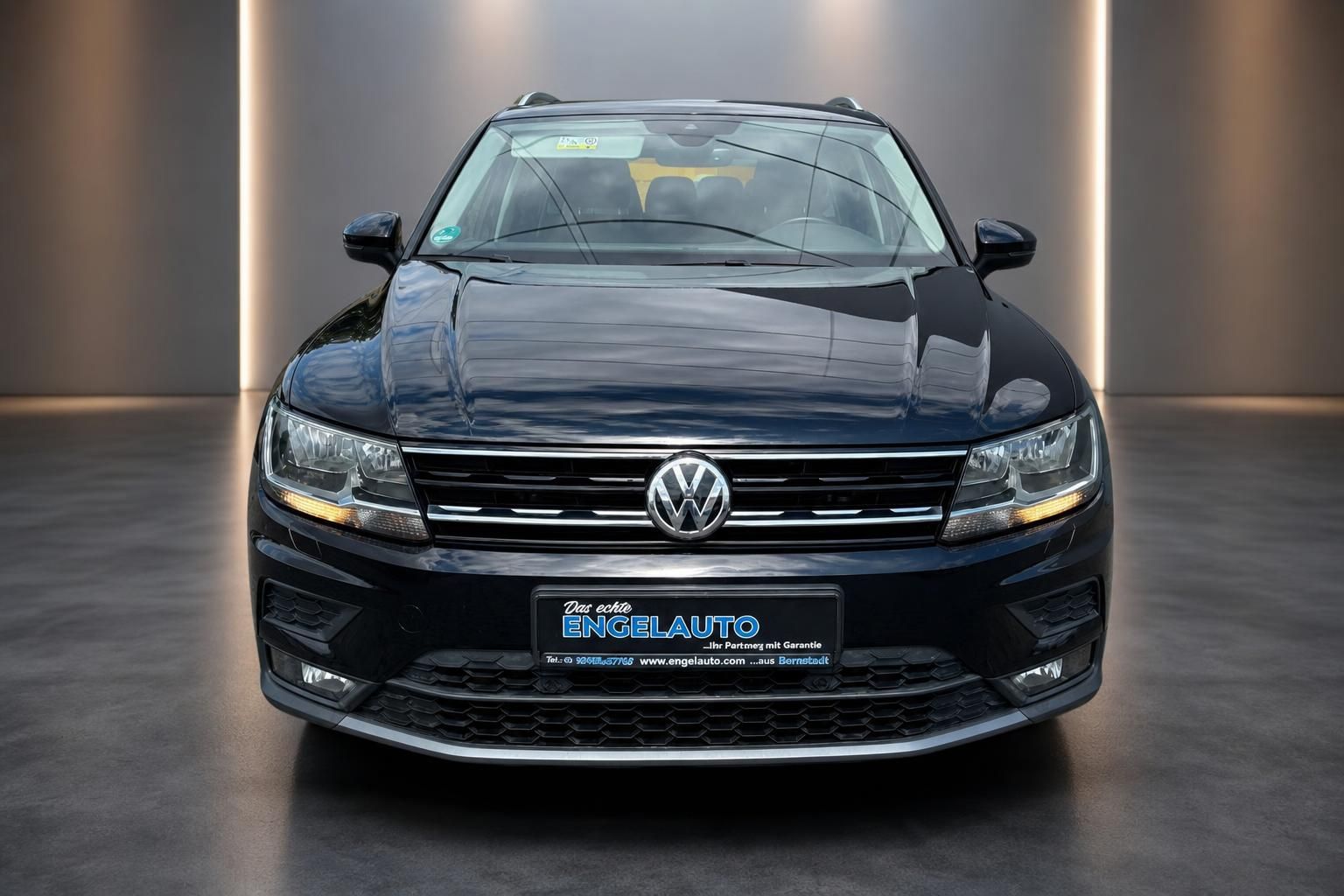 VW Tiguan schwarz Frontansicht im Autohaus Engelauto