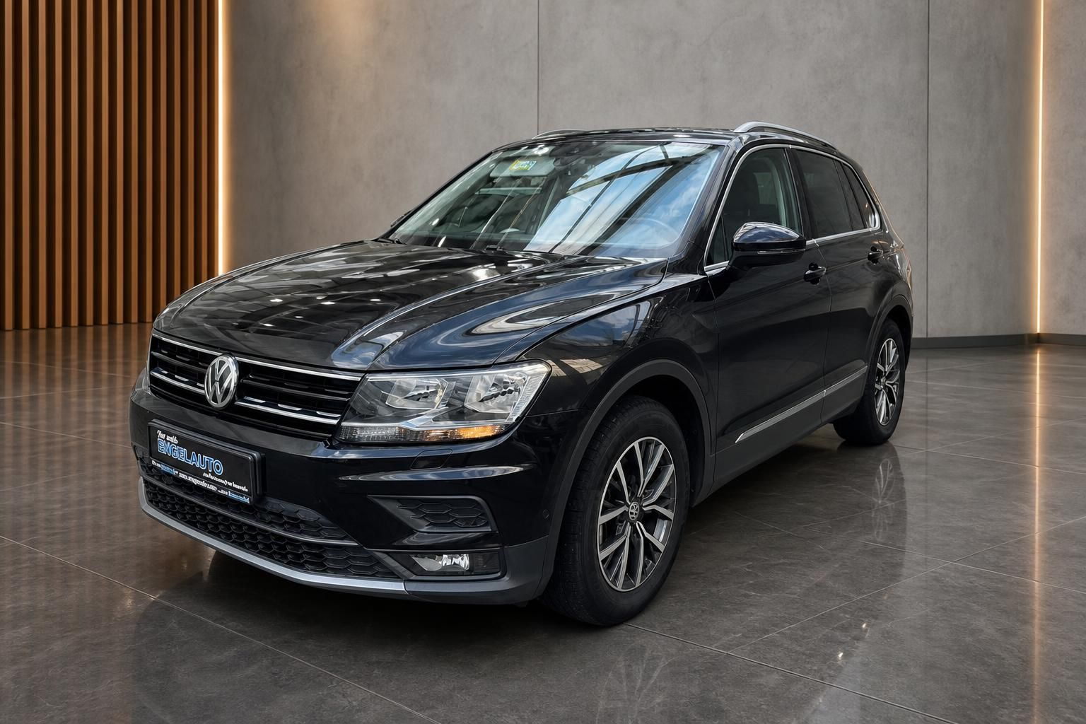 VW Tiguan schwarz Frontansicht schräg im Autohaus
