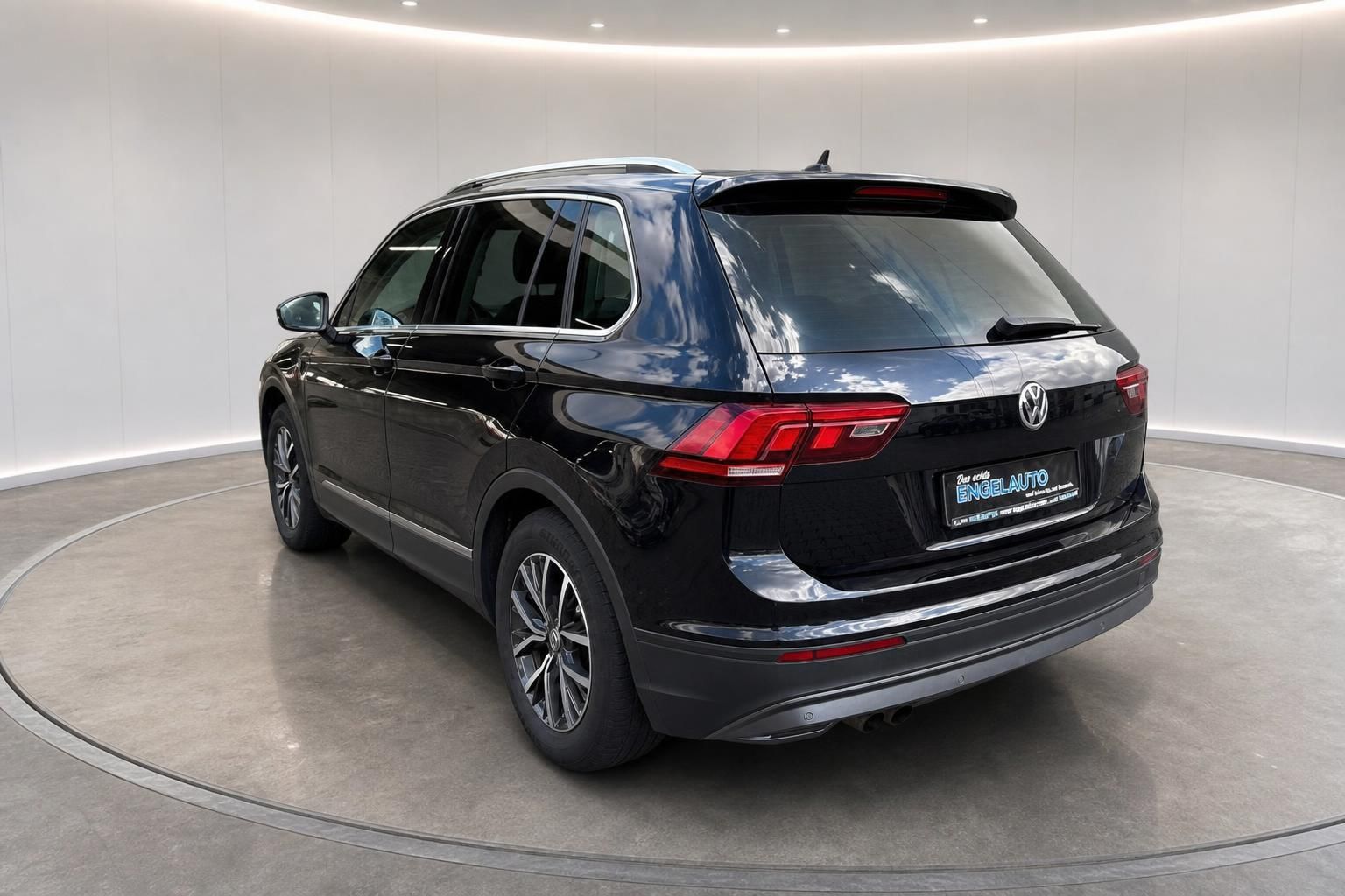 VW Tiguan schwarz Heckansicht im Autohaus Engelauto