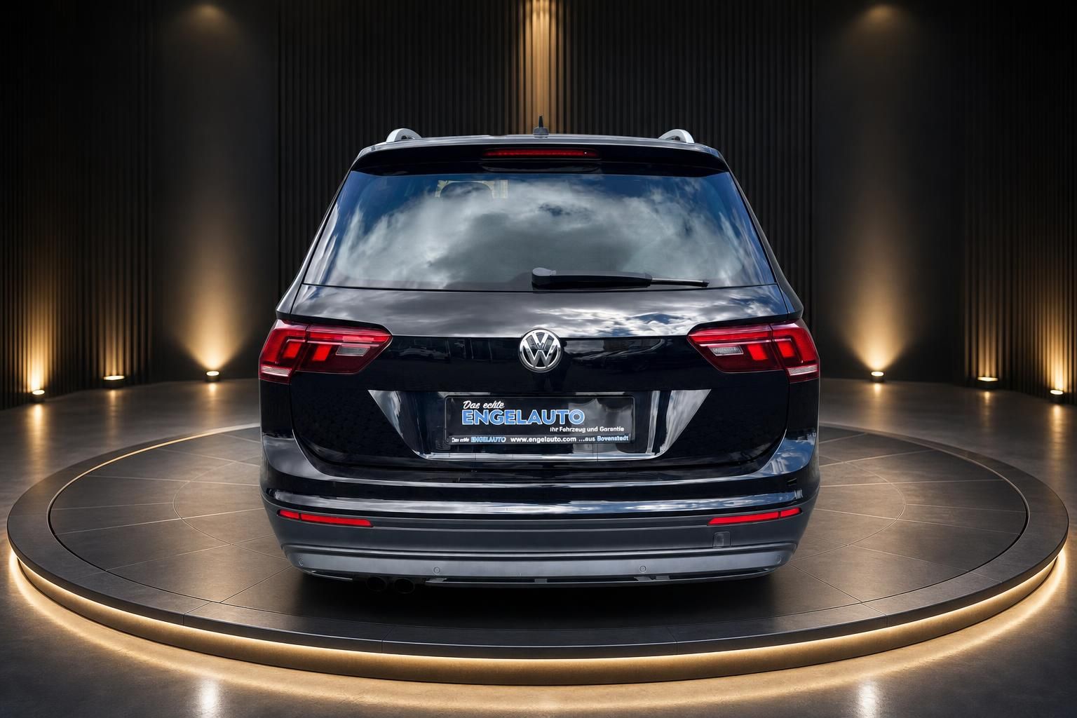 VW Tiguan schwarz Heckansicht mit Kennzeichenhalter