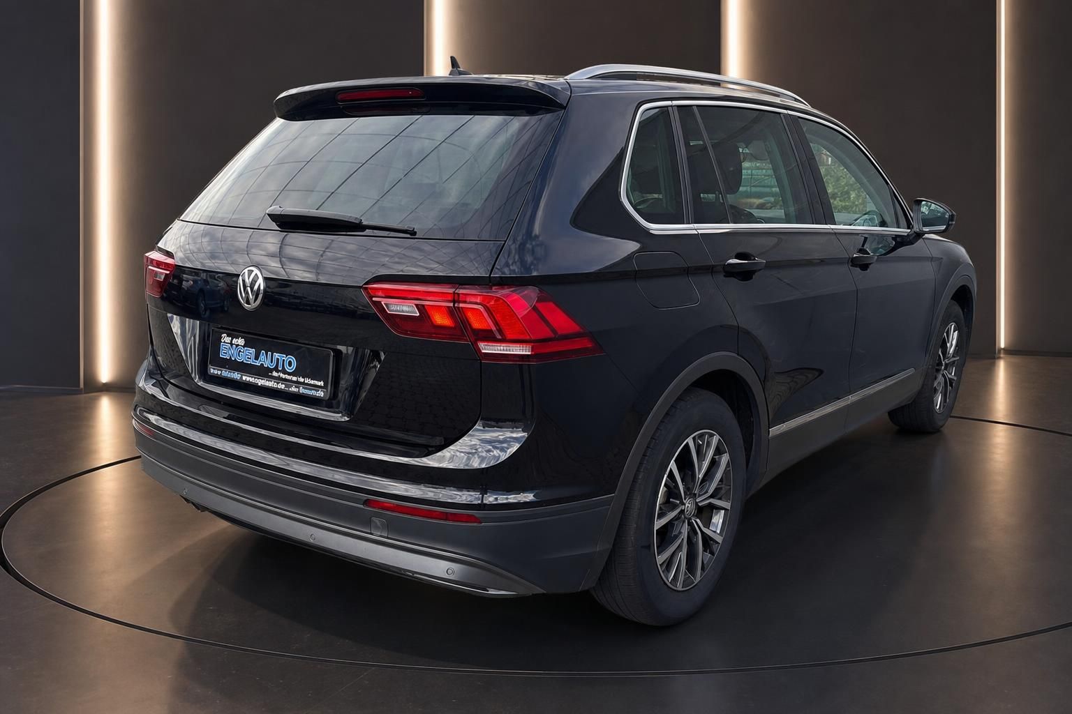 VW Tiguan schwarz Heckansicht seitlich mit Alufelgen