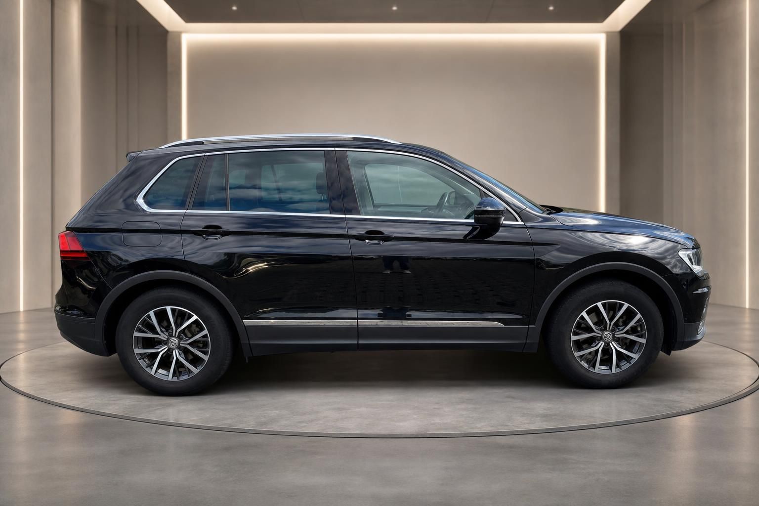VW Tiguan schwarz Seitenansicht im Studio