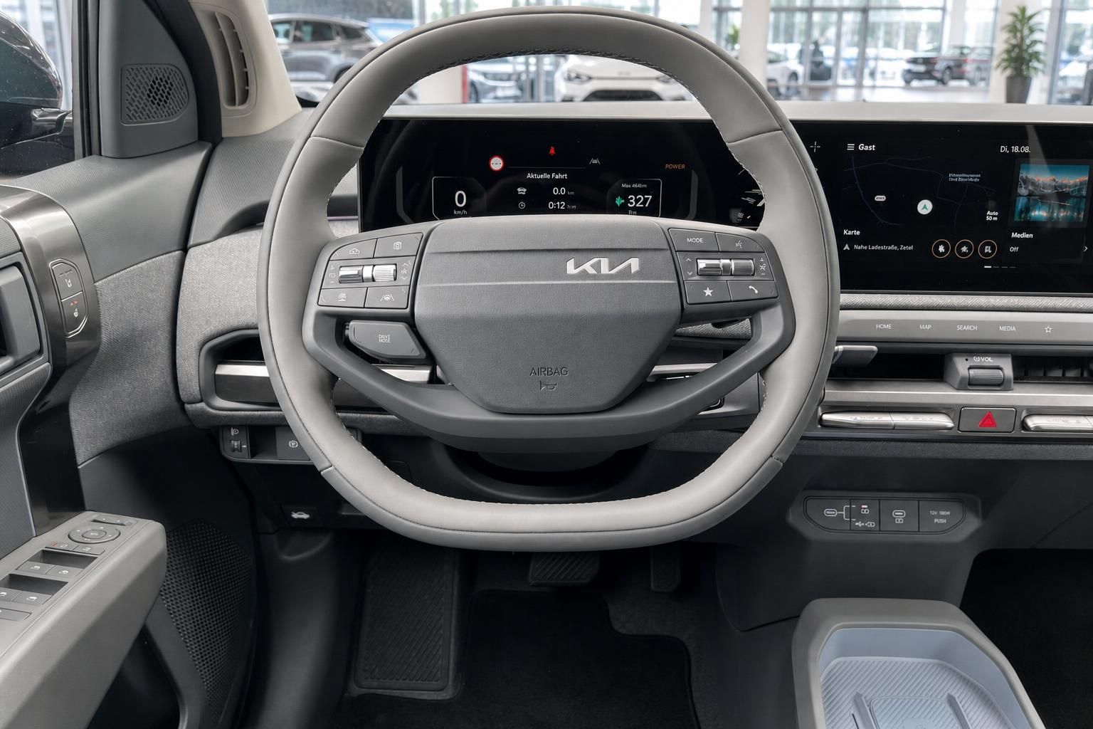 Kia Lenkrad mit Cockpit und Infotainment-Display im Innenraum