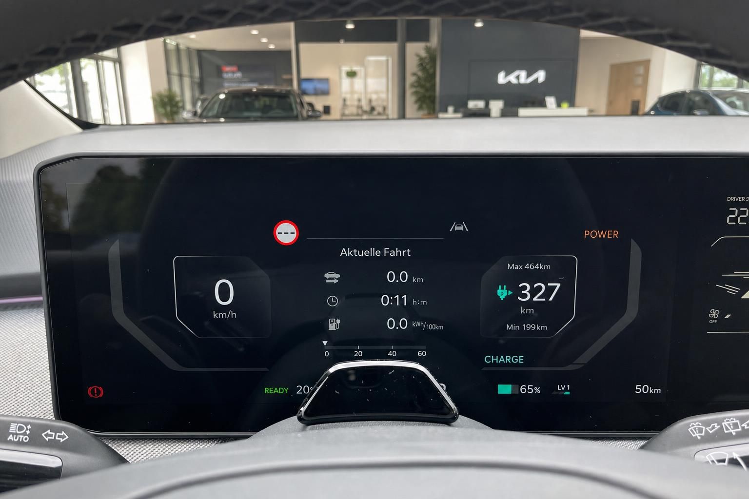 Digitales Kia Cockpit mit Reichweiten- und Batterieanzeige im Detail