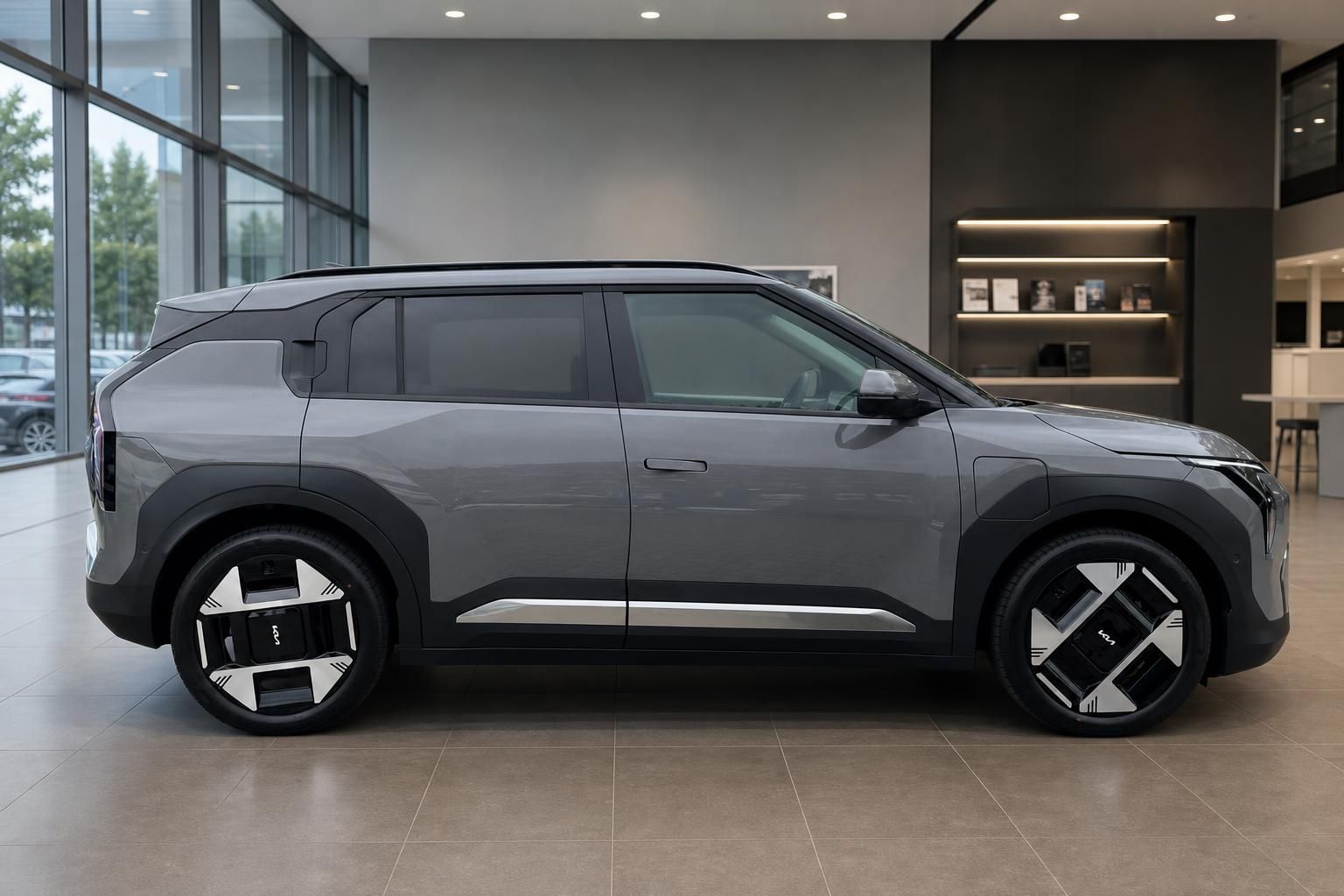 Kia EV3 grau Seitenansicht Elektro-SUV im Autohaus
