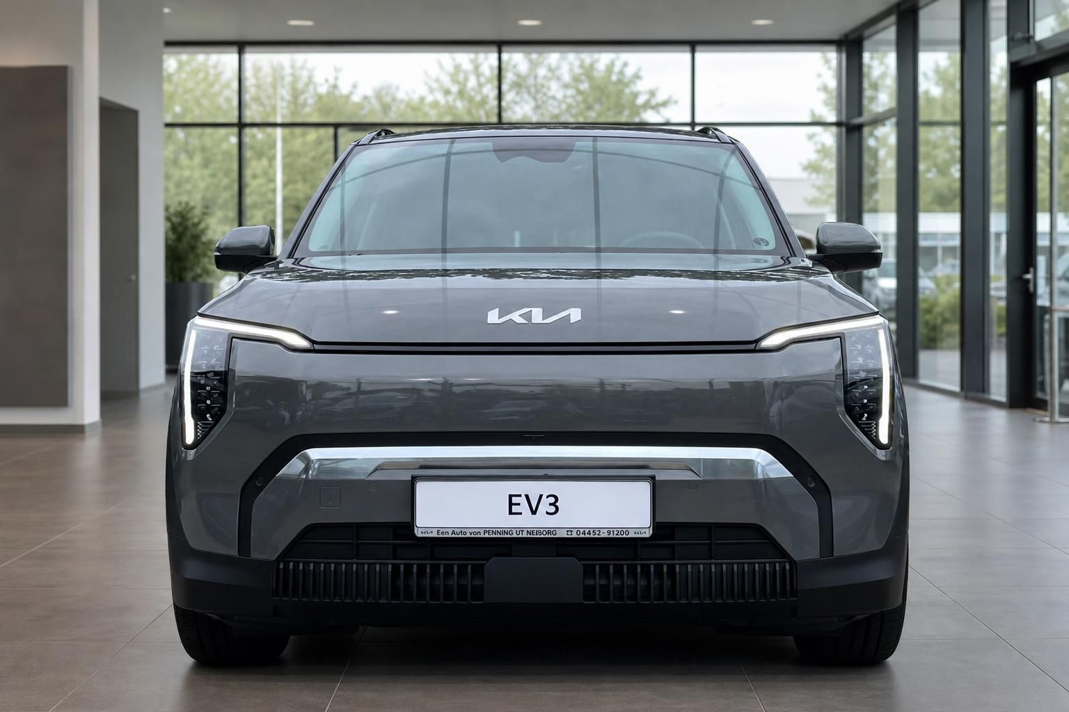 Kia EV3 grau Frontansicht mit LED-Tagfahrlicht im Showroom