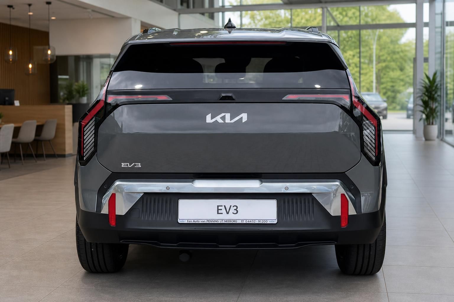 Kia EV3 in Grau, Heckansicht im Autohaus mit Kennzeichenhalter