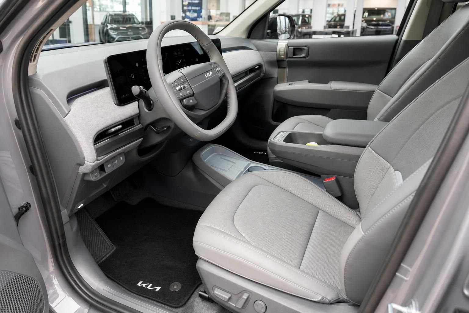 Kia Innenraum Fahrerseite mit Cockpit und Vordersitzen in Grau