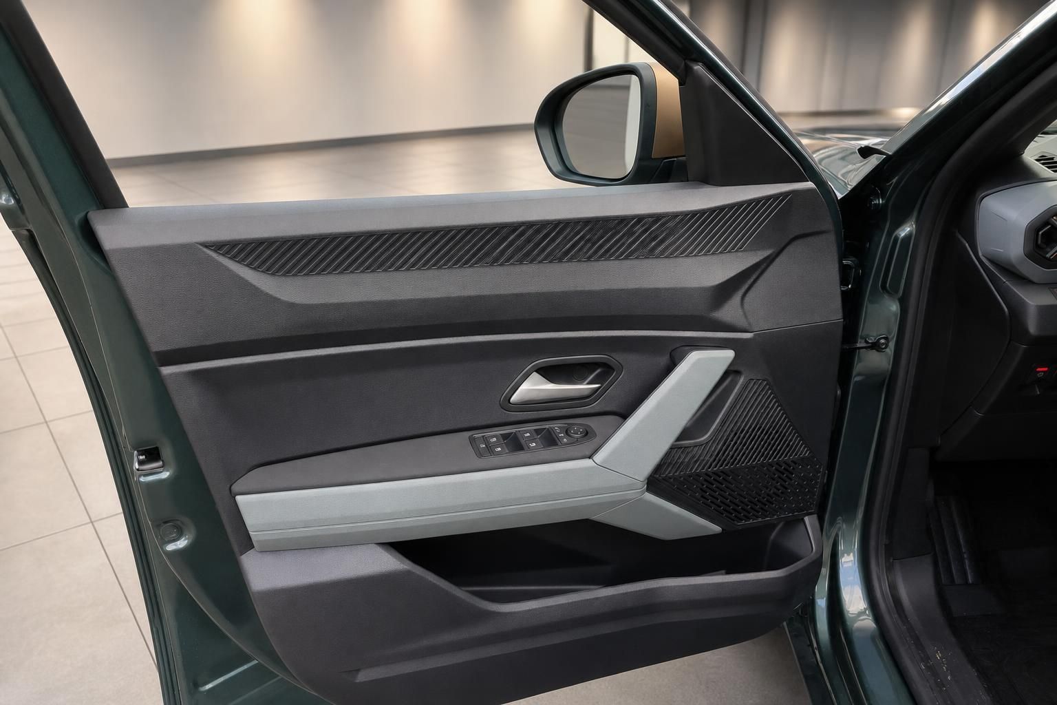 Fahrzeug Türverkleidung mit Fensterheberschaltern und Carbon-Optik Details
