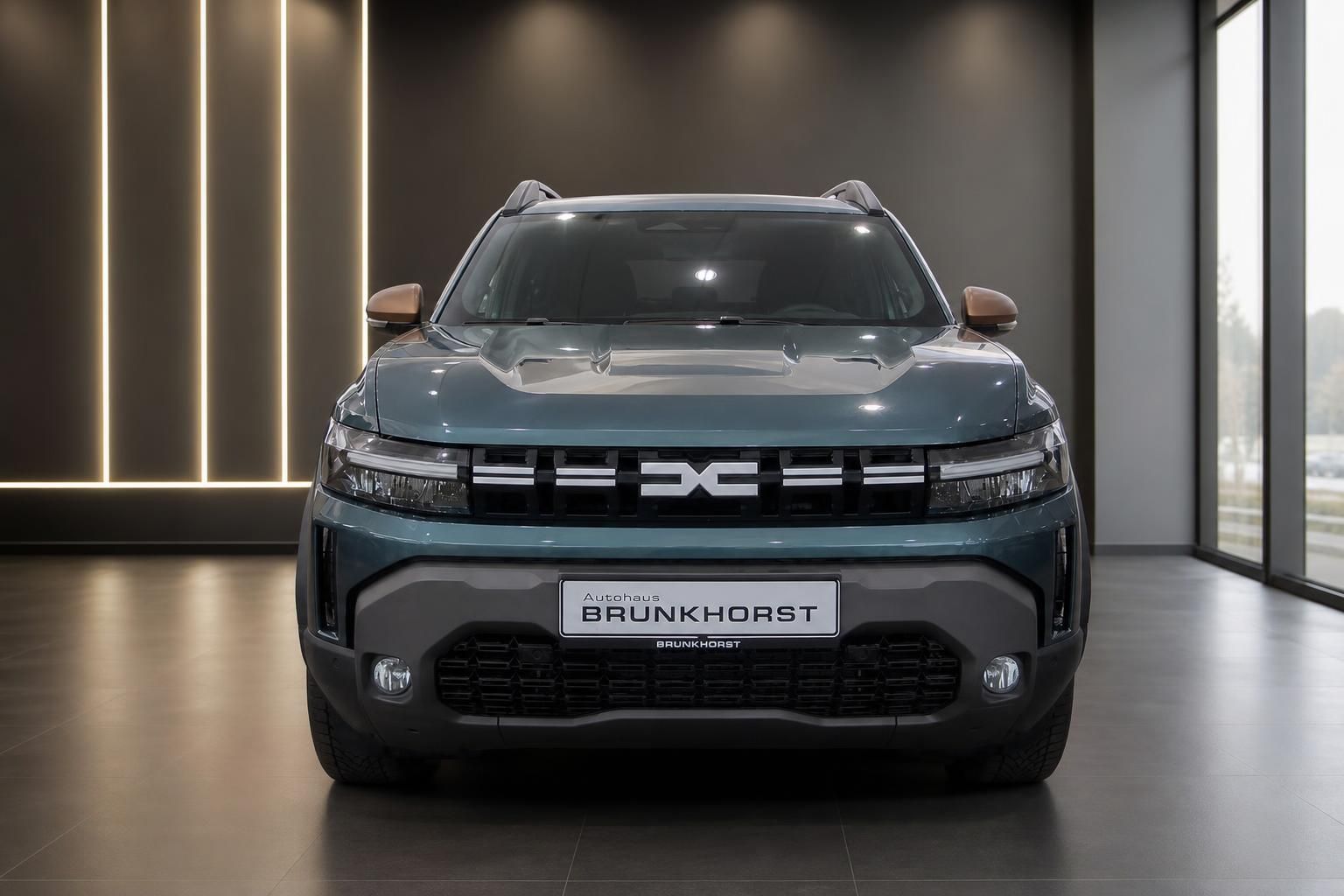 Dacia Duster SUV Frontansicht in grün metallic im Autohaus Brunkhosrt Showroom