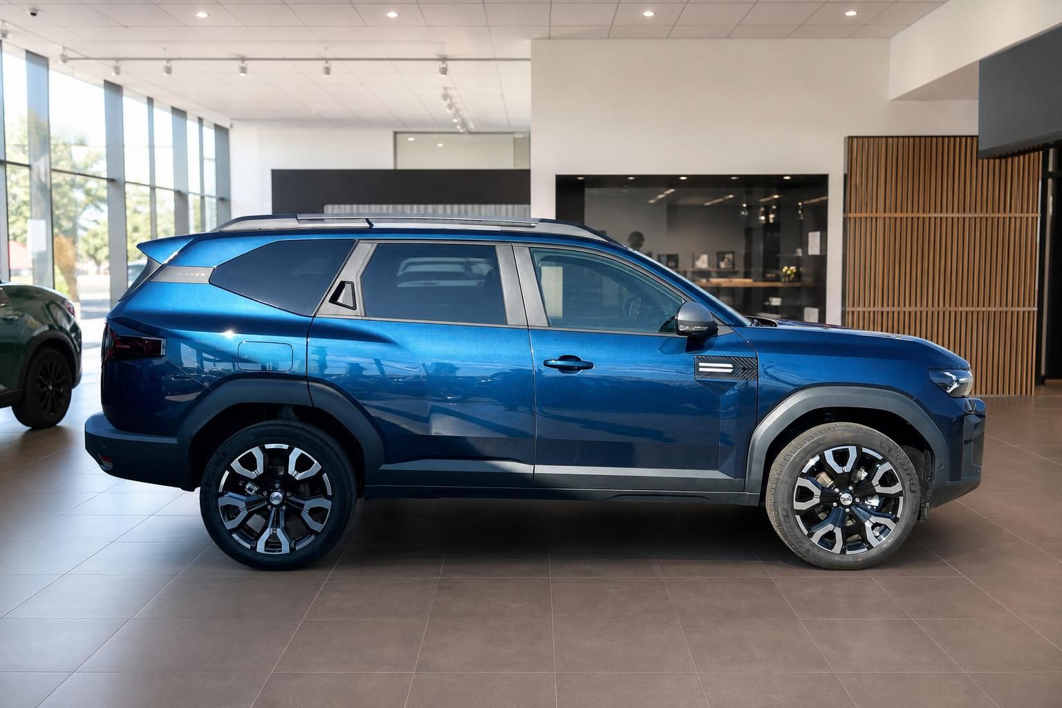 Blauer SUV Seitenansicht im Autohaus Showroom - moderner Geländewagen mit Alufelgen