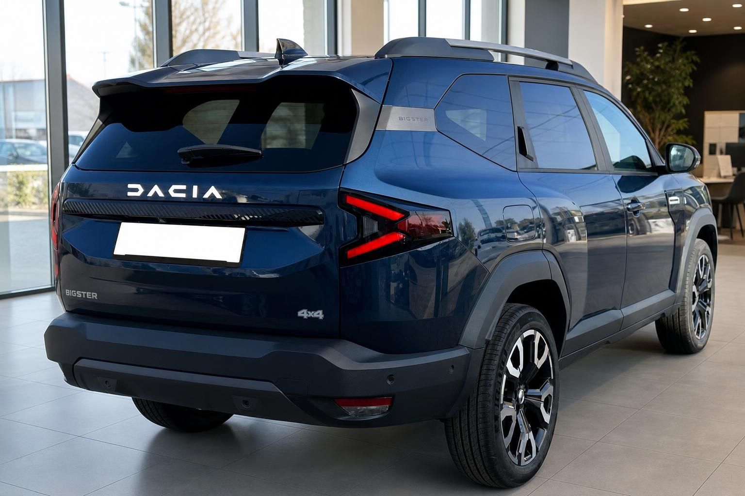 Blauer SUV Heckansicht mit LED-Rücklichtern - Dacia Bigster Geländewagen im Autohaus