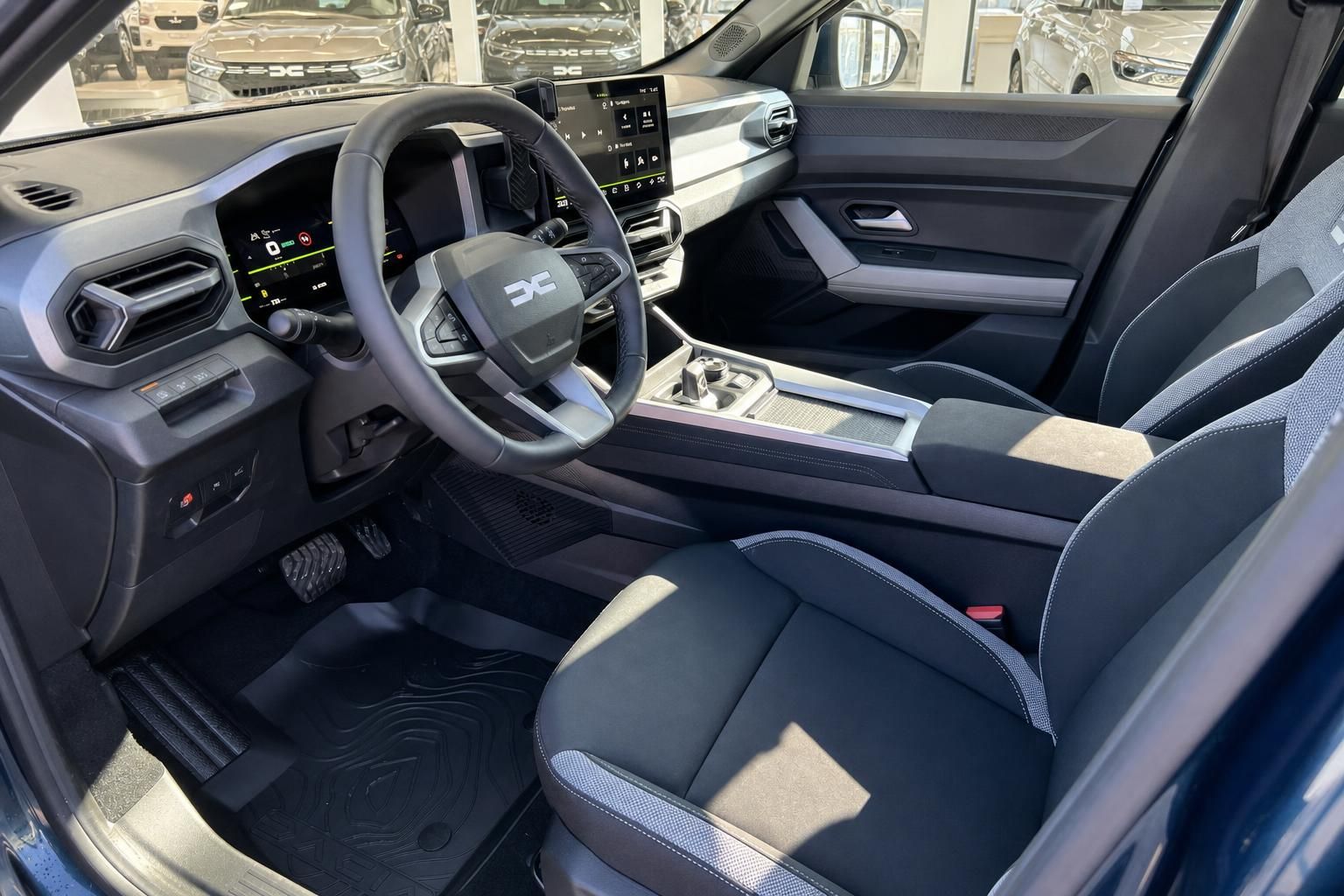 SUV Fahrersitz und Cockpit mit Lenkrad und Touchscreen - komfortabler Fahrzeuginnenraum
