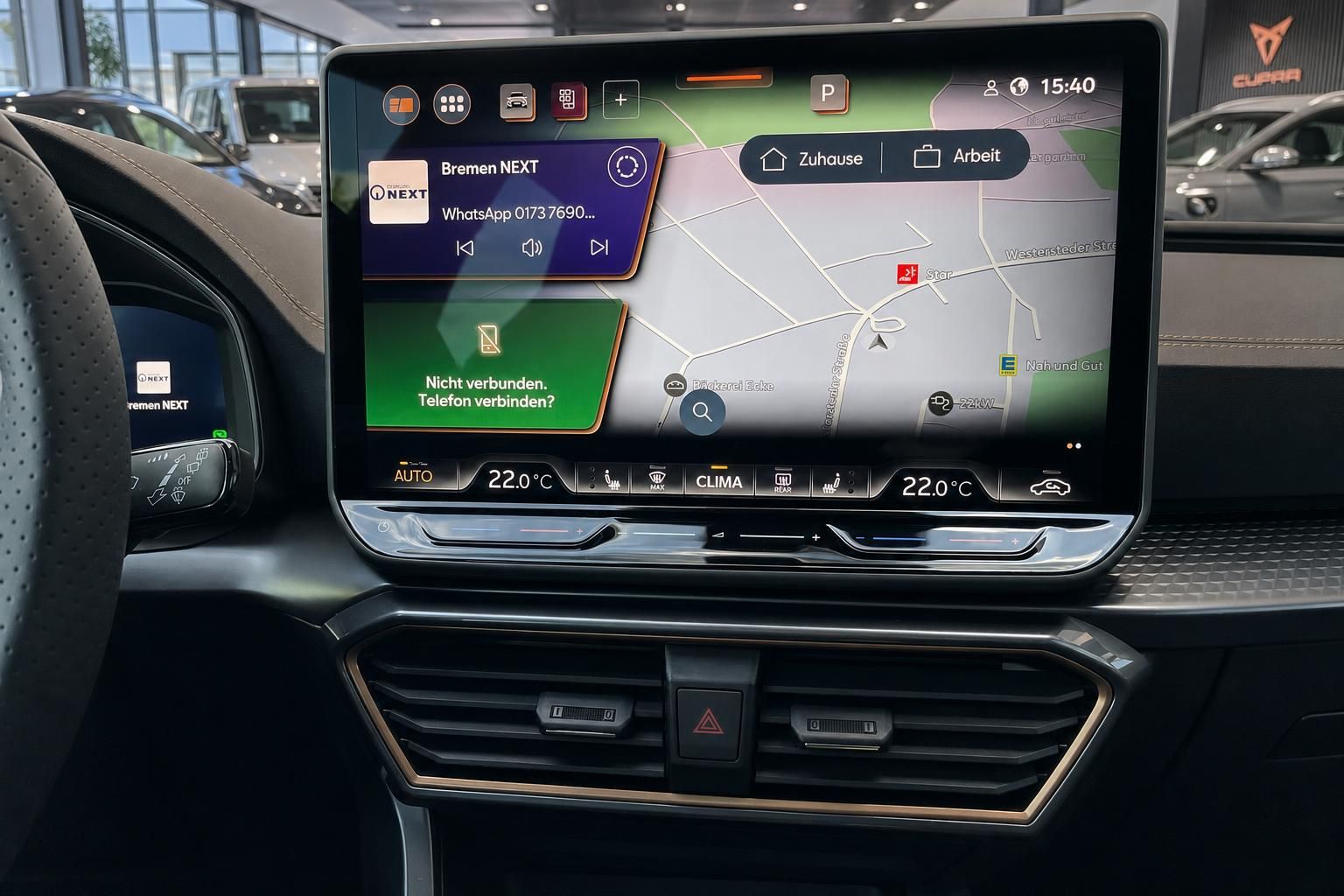 Cupra Infotainment Display mit Navigation und Klimasteuerung