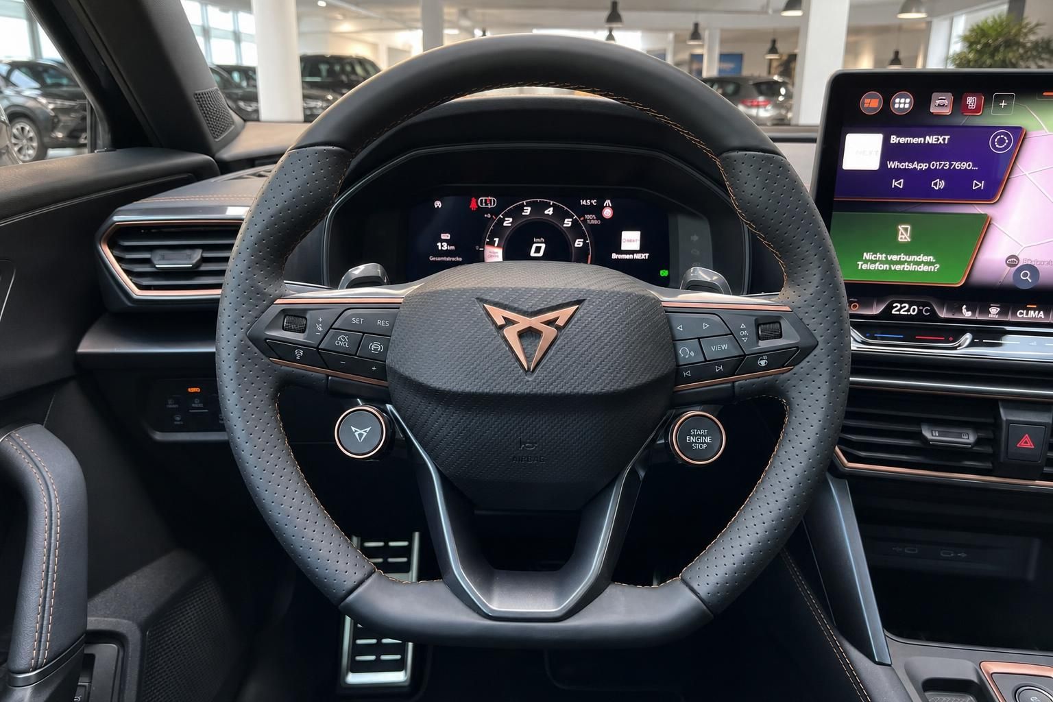 Sportlenkrad mit Multifunktionstasten und Infotainment-Display