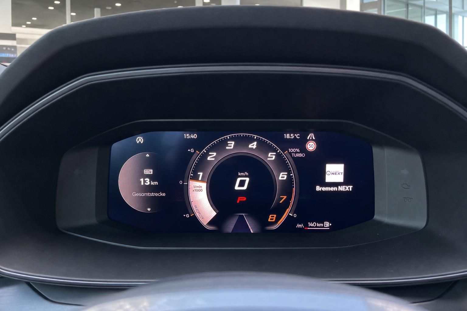 Digitales Kombiinstrument mit Drehzahlmesser und Tacho im Cockpit