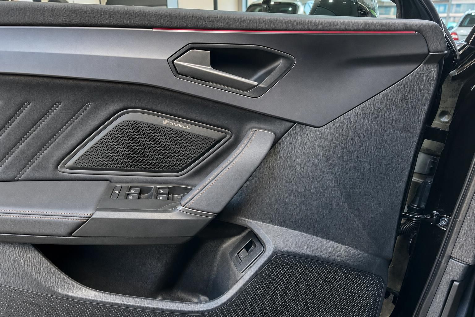 Türverkleidung mit Sennheiser-Lautsprecher und Fensterhebern im Detail