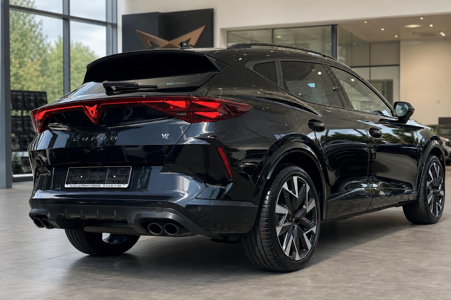 Cupra Formentor VZ schwarz, Heck-Seitenansicht im Showroom