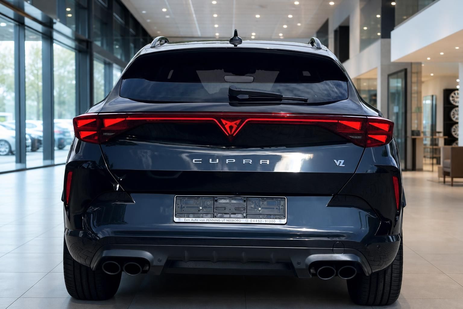 Cupra Formentor VZ schwarz, Heckansicht mit LED-Rückleuchten