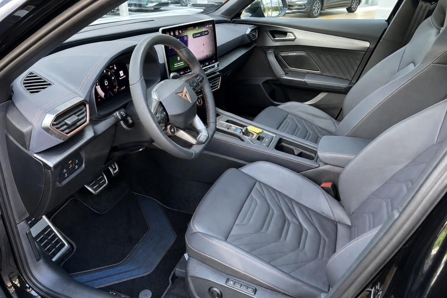 Cupra Fahrerraum mit Sportsitzen und Lenkrad im Innenraum