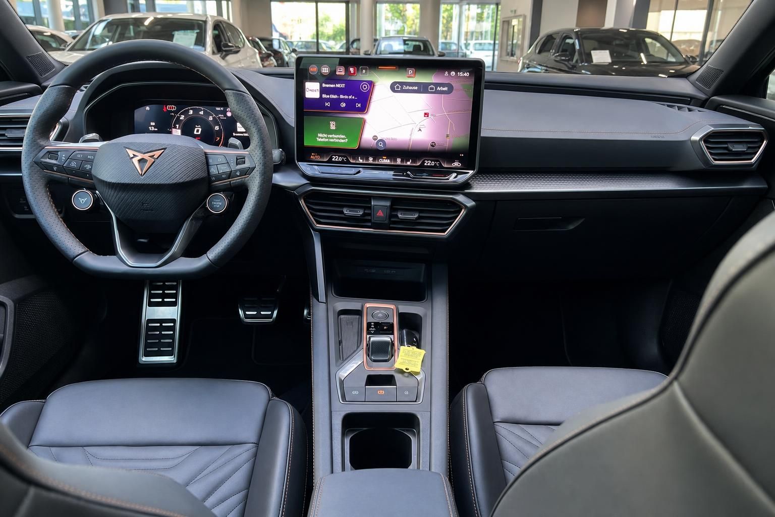 Cupra Cockpit mit Lenkrad, Touchscreen und Mittelkonsole