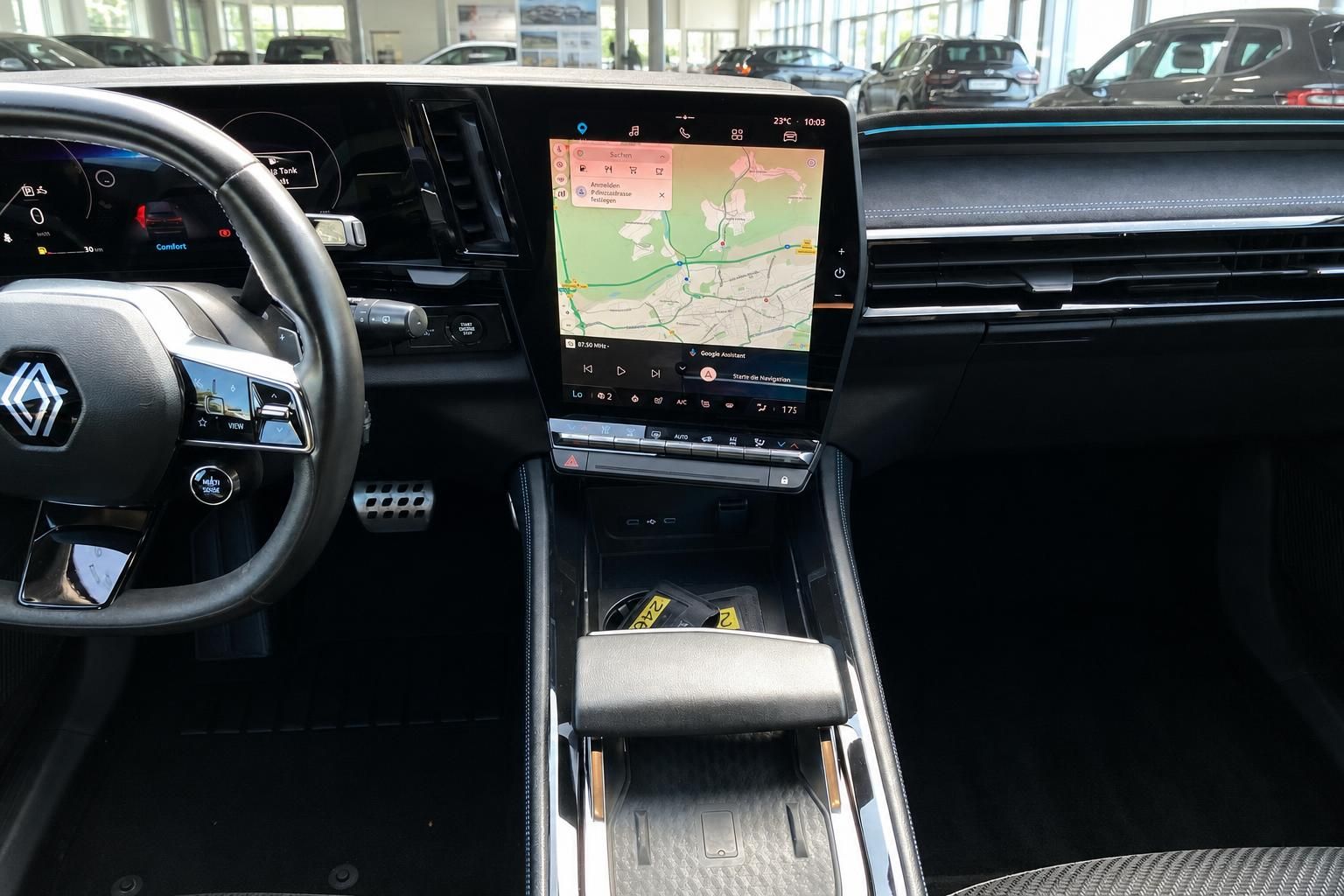 Renault Cockpit mit Navigationssystem und digitalem Touchscreen-Display