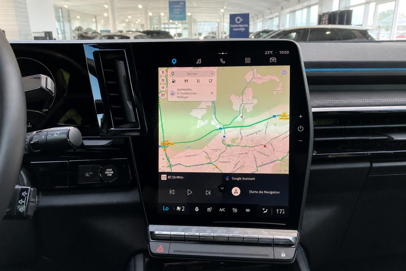 Infotainment-Display mit Navigationskarte im Fahrzeuginnenraum