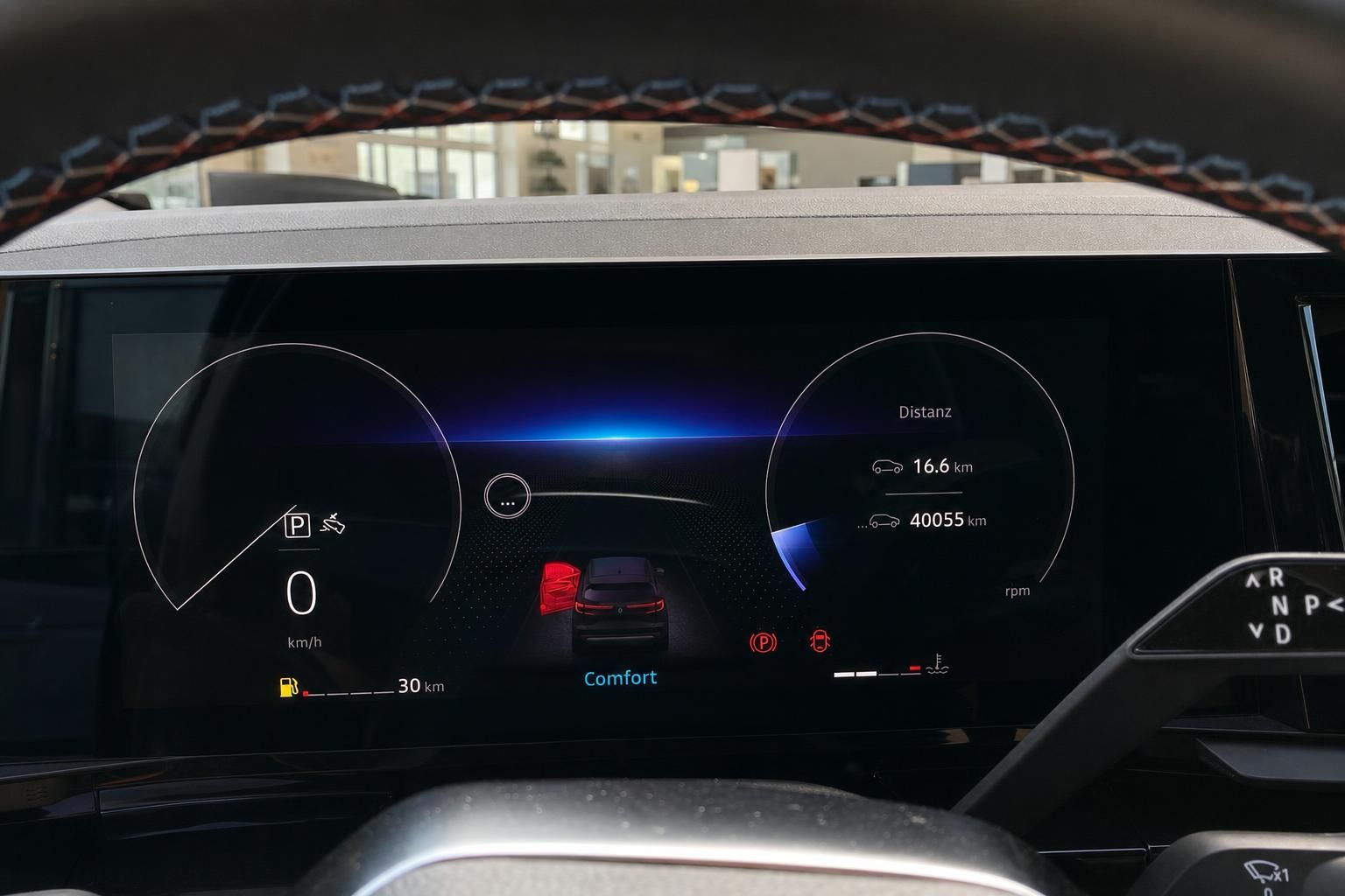 Digitales Kombiinstrument mit Tacho und Distanzanzeige im Auto