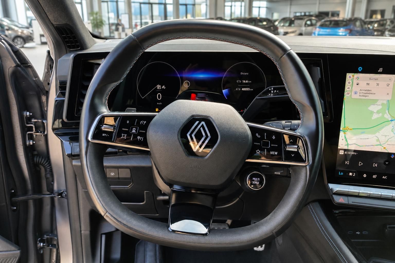 Lenkrad mit Renault-Logo und Cockpit-Ansicht im Fahrzeuginnenraum