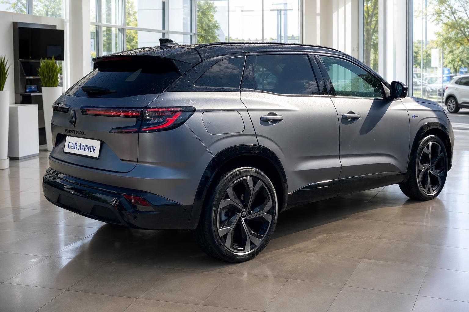 Renault Austral grau, Heckansicht seitlich im Showroom Car Avenue