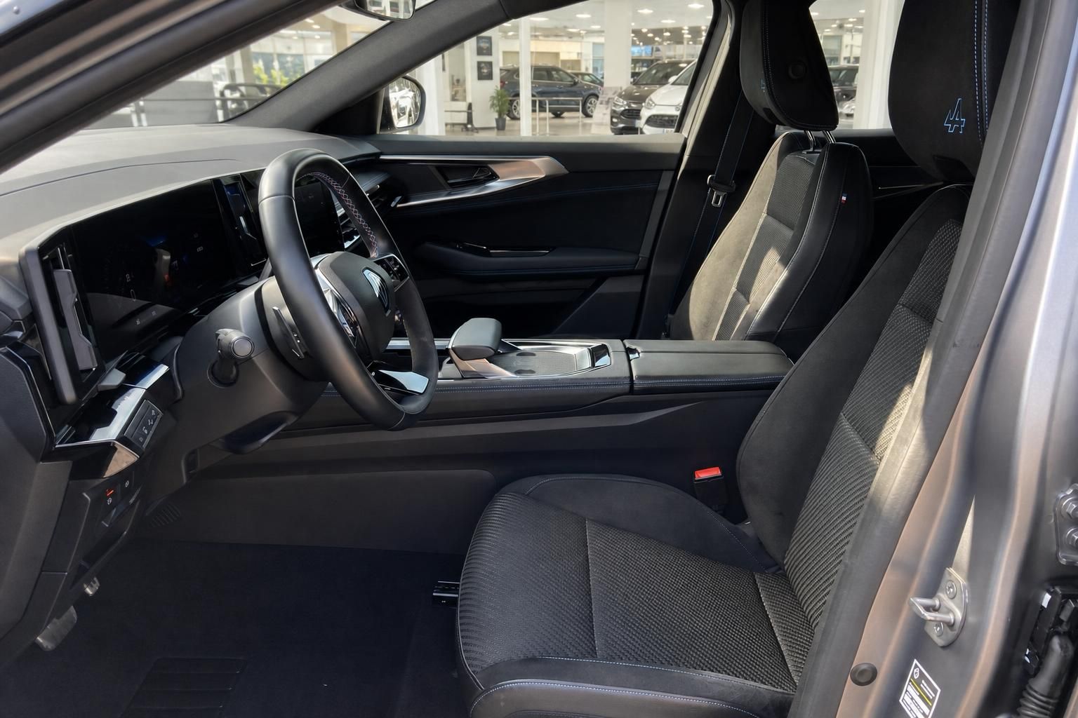 Renault Innenraum mit Vordersitzen und Cockpit in schwarzem Design