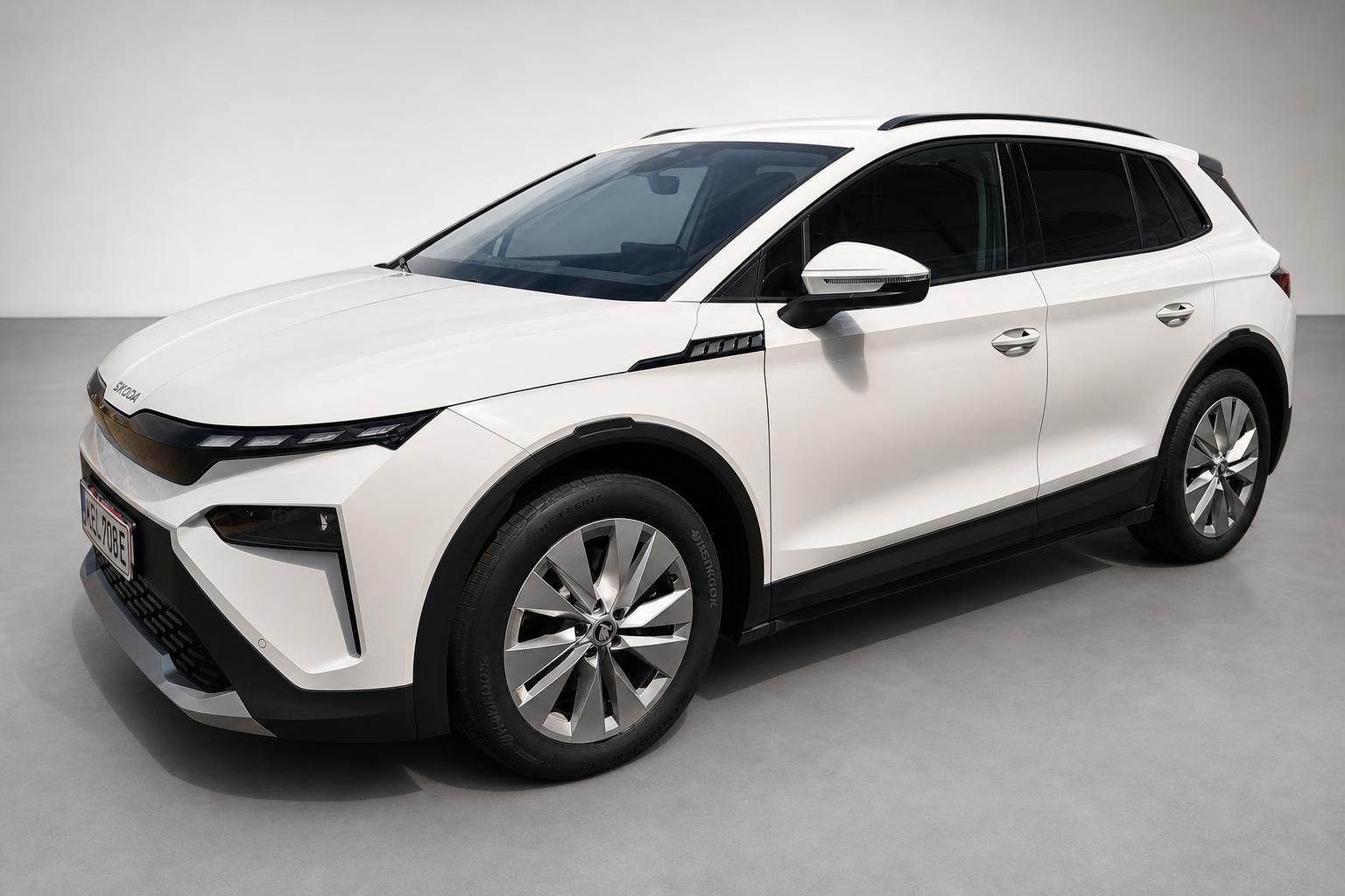 Skoda Elroq weiß, Frontansicht schräg im Studio