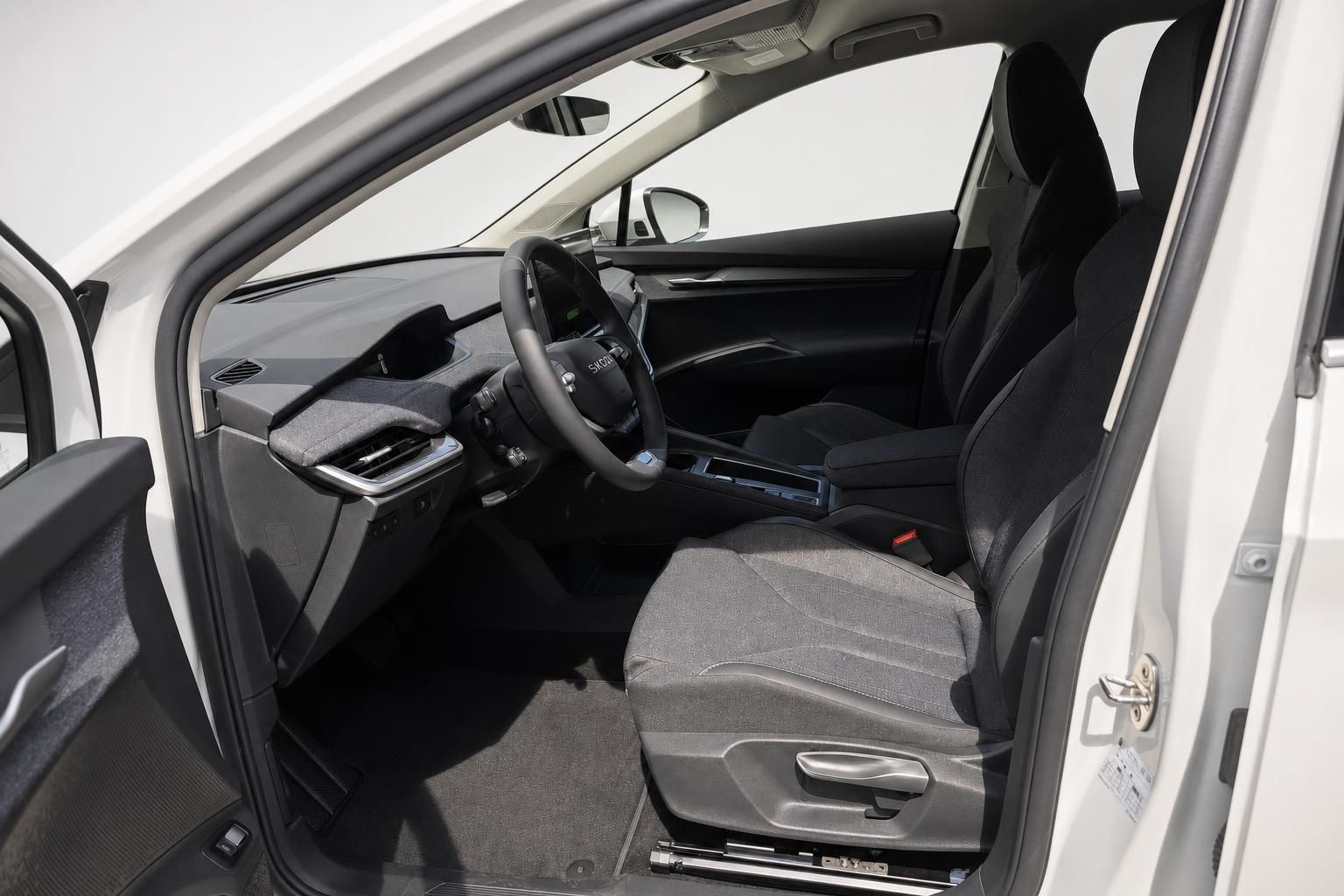 Skoda Innenraum mit Blick auf Fahrersitz, Lenkrad und Armaturenbrett