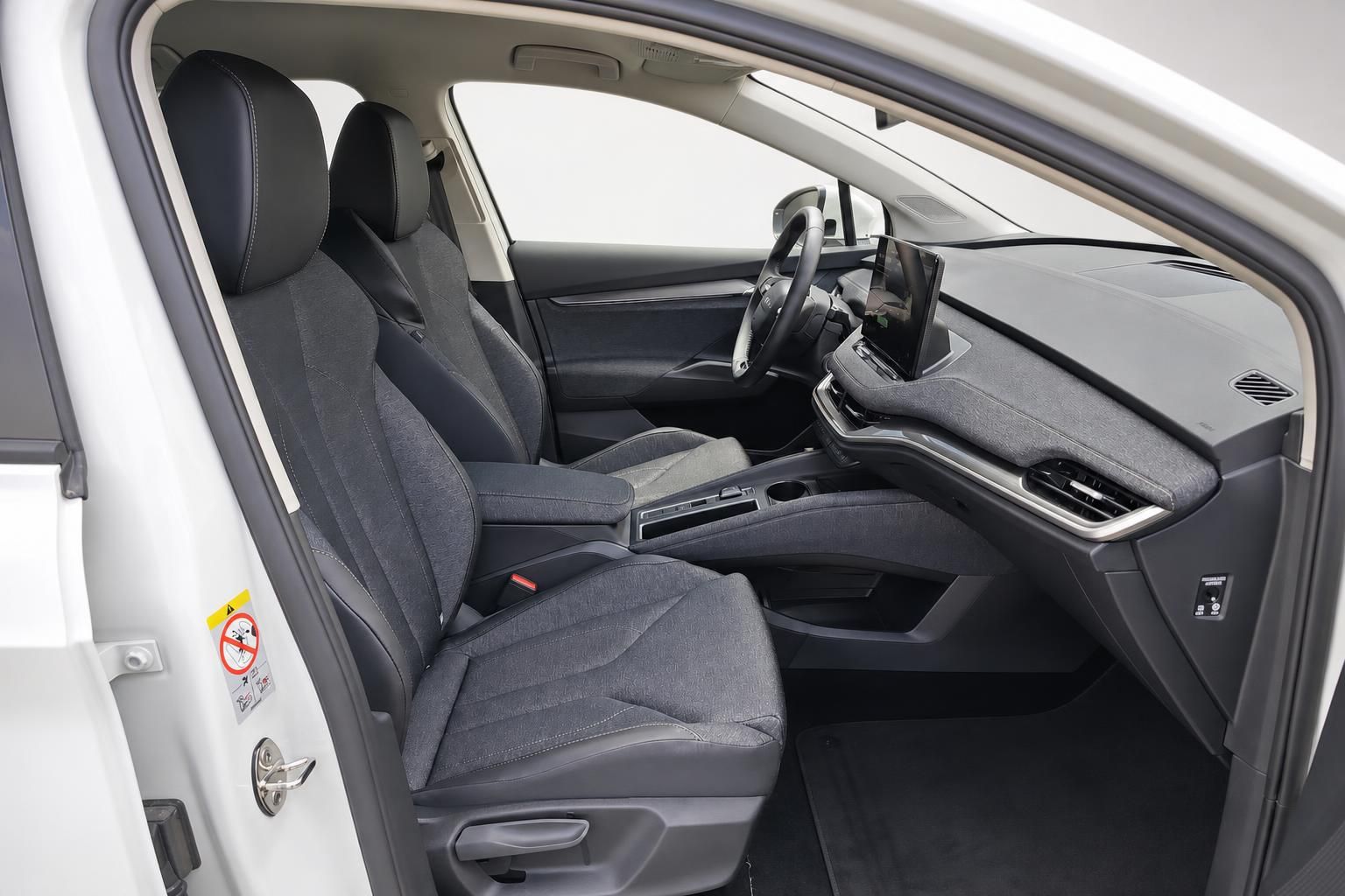 Skoda Fahrzeuginnenraum mit Vordersitzen und Infotainment-Display