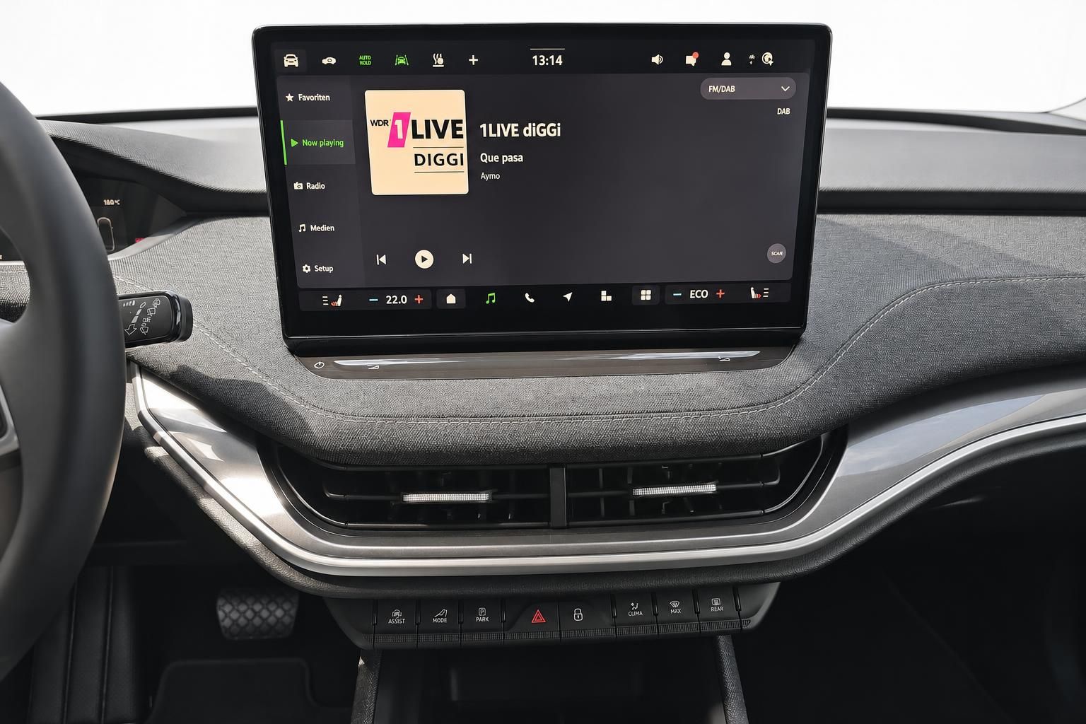 Skoda Infotainmentsystem mit Radioanzeige im Detail des Cockpits
