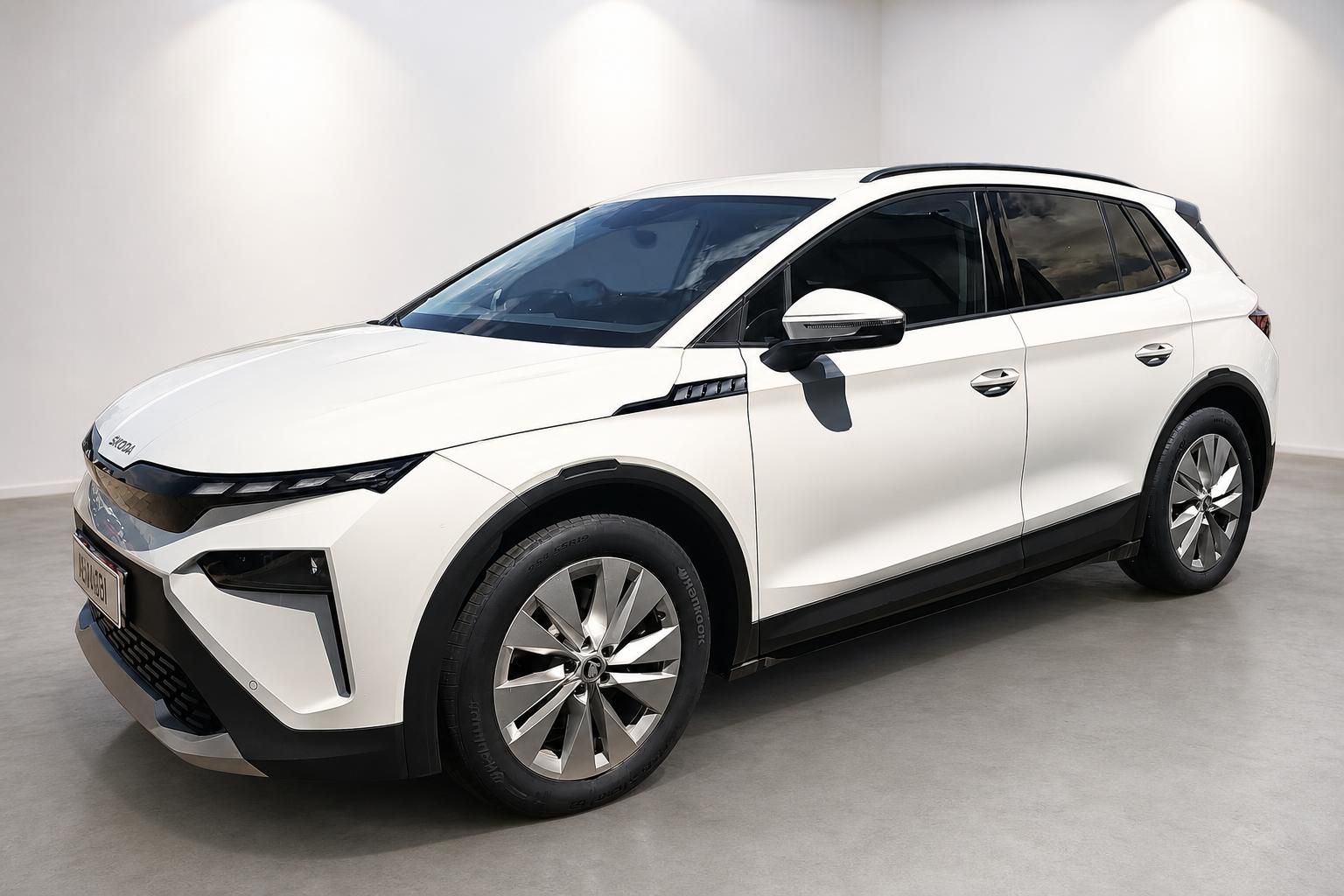 Skoda SUV weiß, schräge Vorderansicht im Showroom