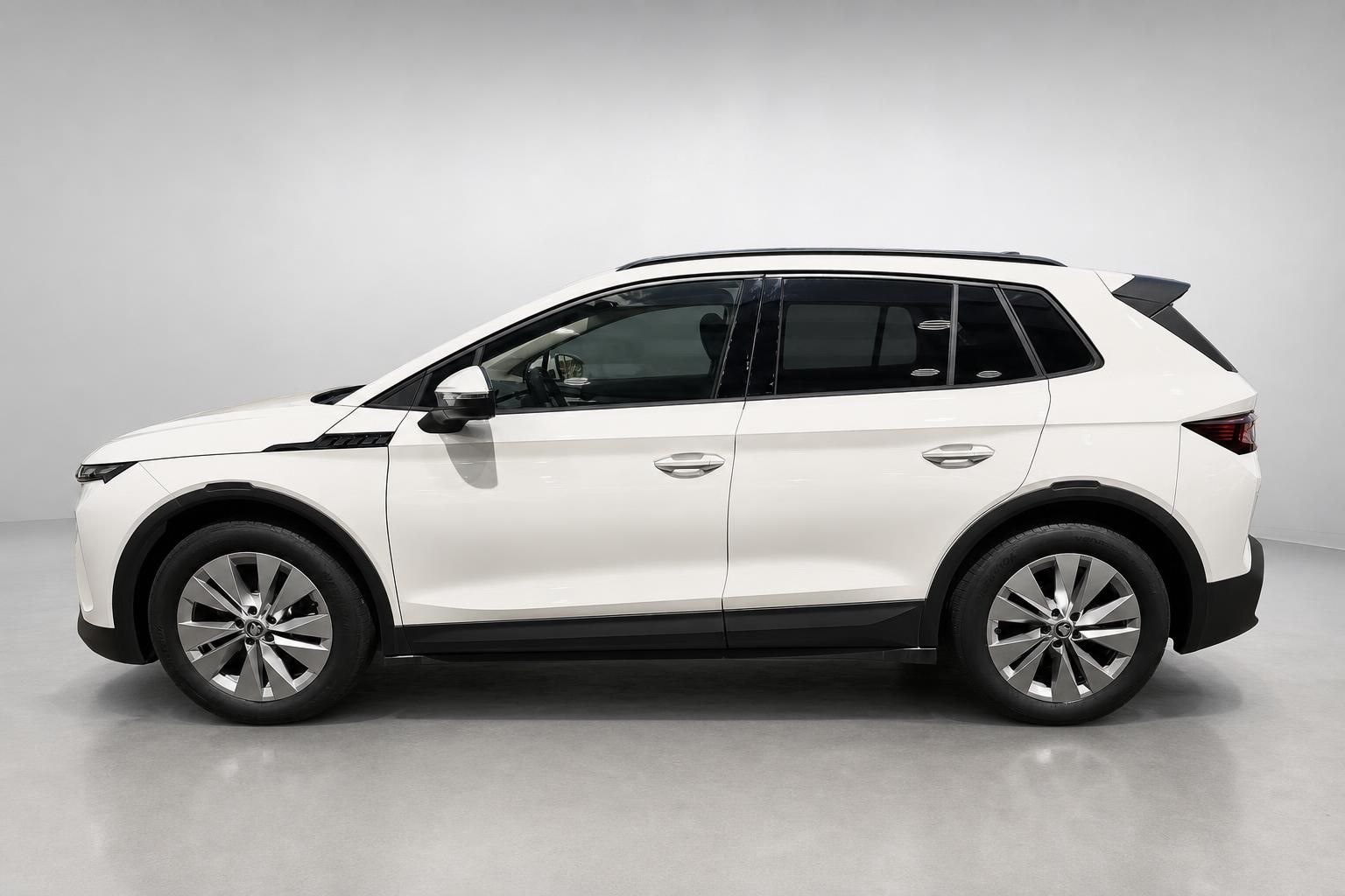 Weißer Skoda SUV, Seitenansicht im Studio
