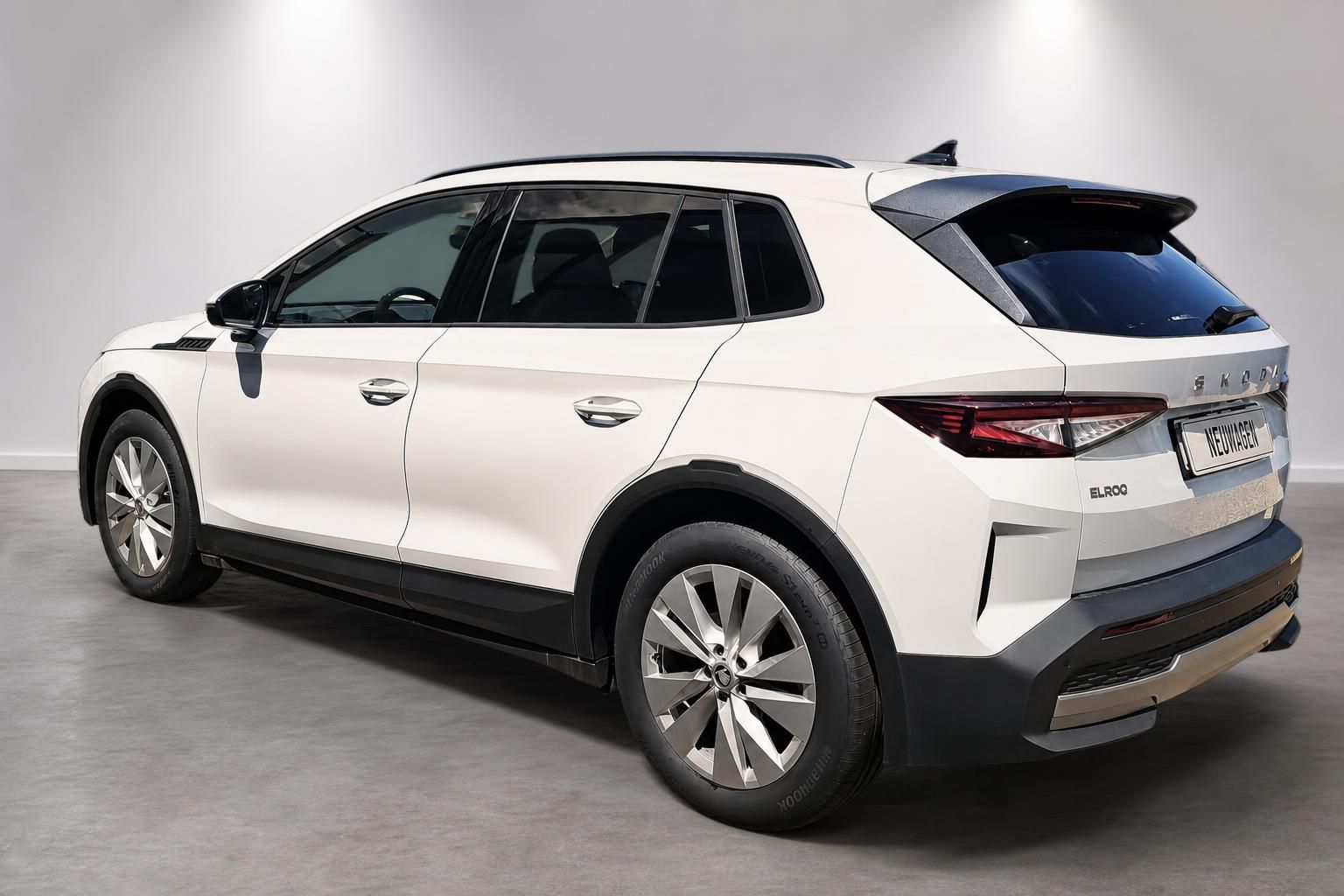 Skoda Elroq weiß, Heckansicht schräg im Studio