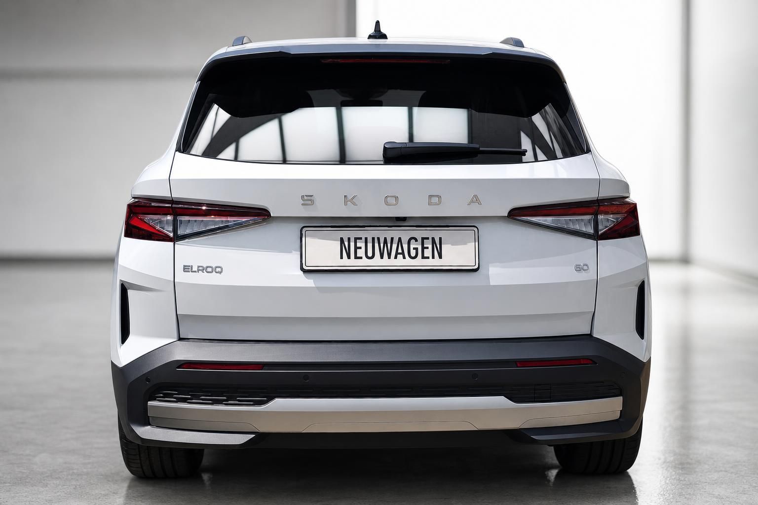 Skoda Elroq weiß, Heckansicht frontal im Studio
