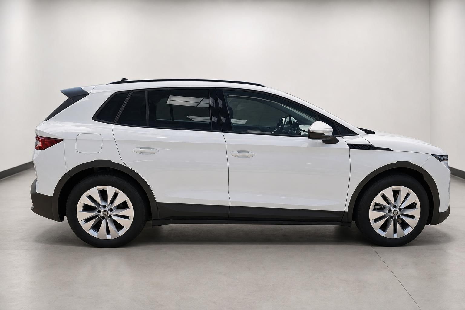 Skoda Elroq weiß, Seitenansicht im Fotostudio