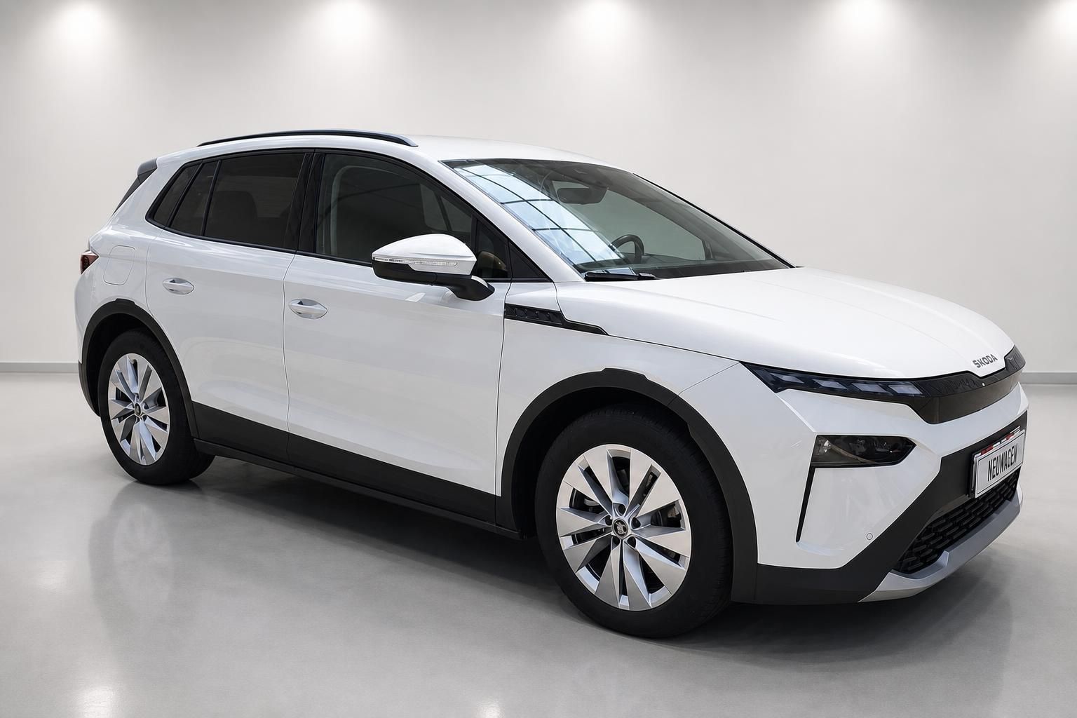 Skoda SUV in Weiß, Frontansicht schräg, Neuwagen im Studio fotografiert