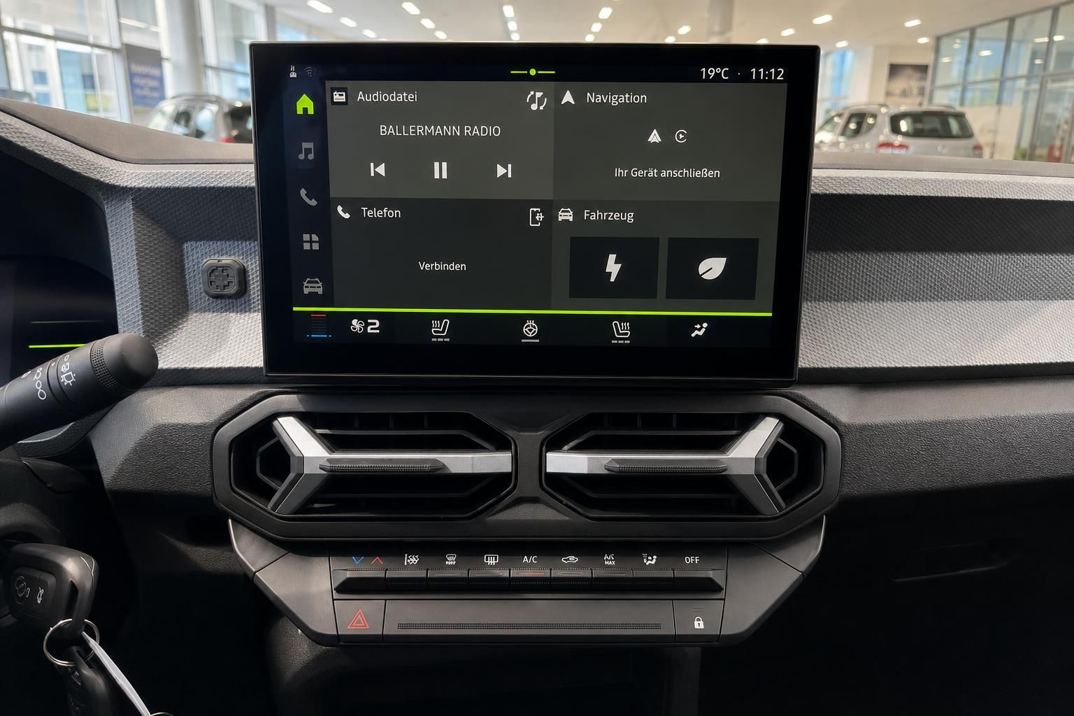 Fahrzeug Infotainment-System mit Touchscreen und Klimabedienung