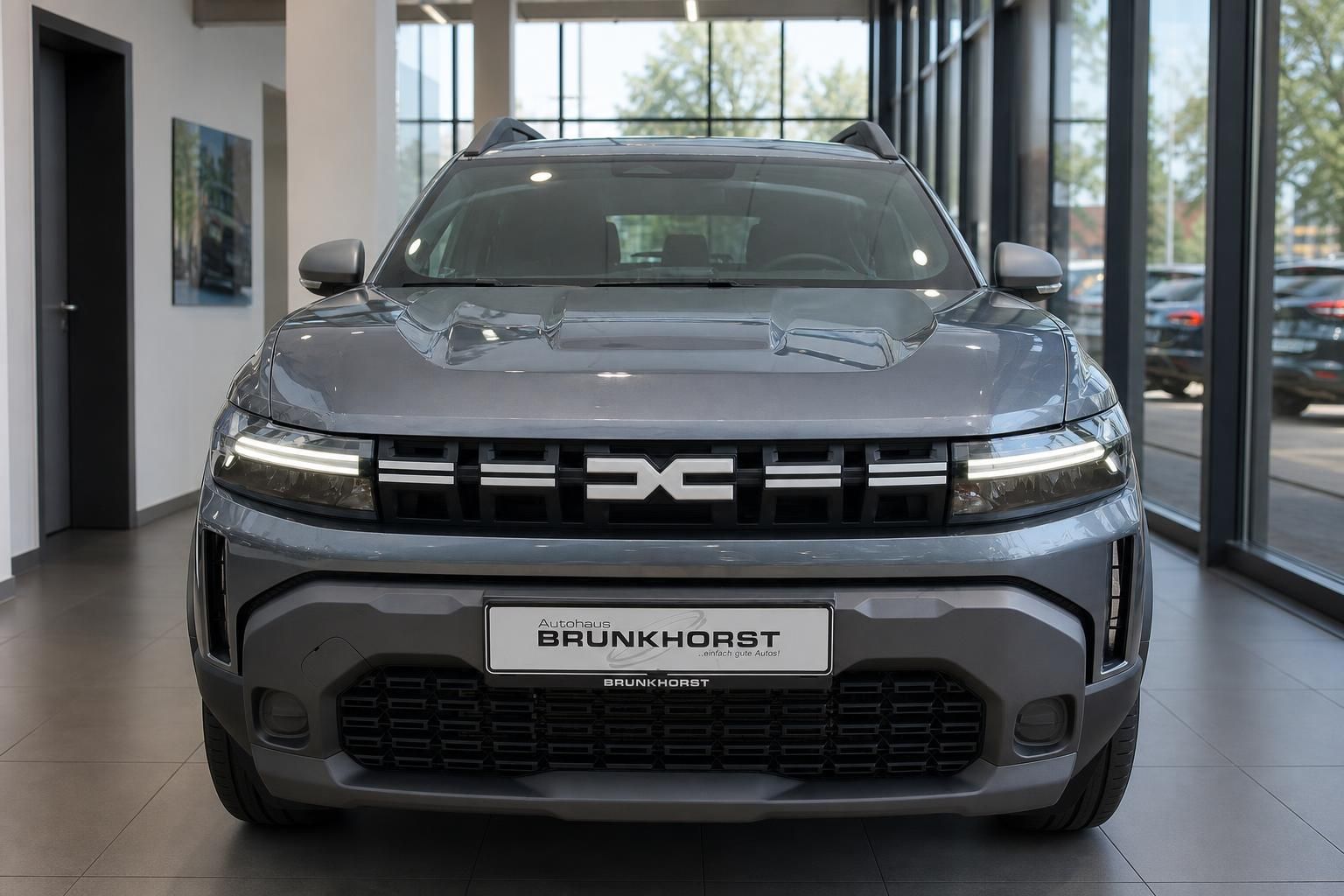 Dacia SUV Frontansicht mit charakteristischem Kühlergrill und LED-Scheinwerfern