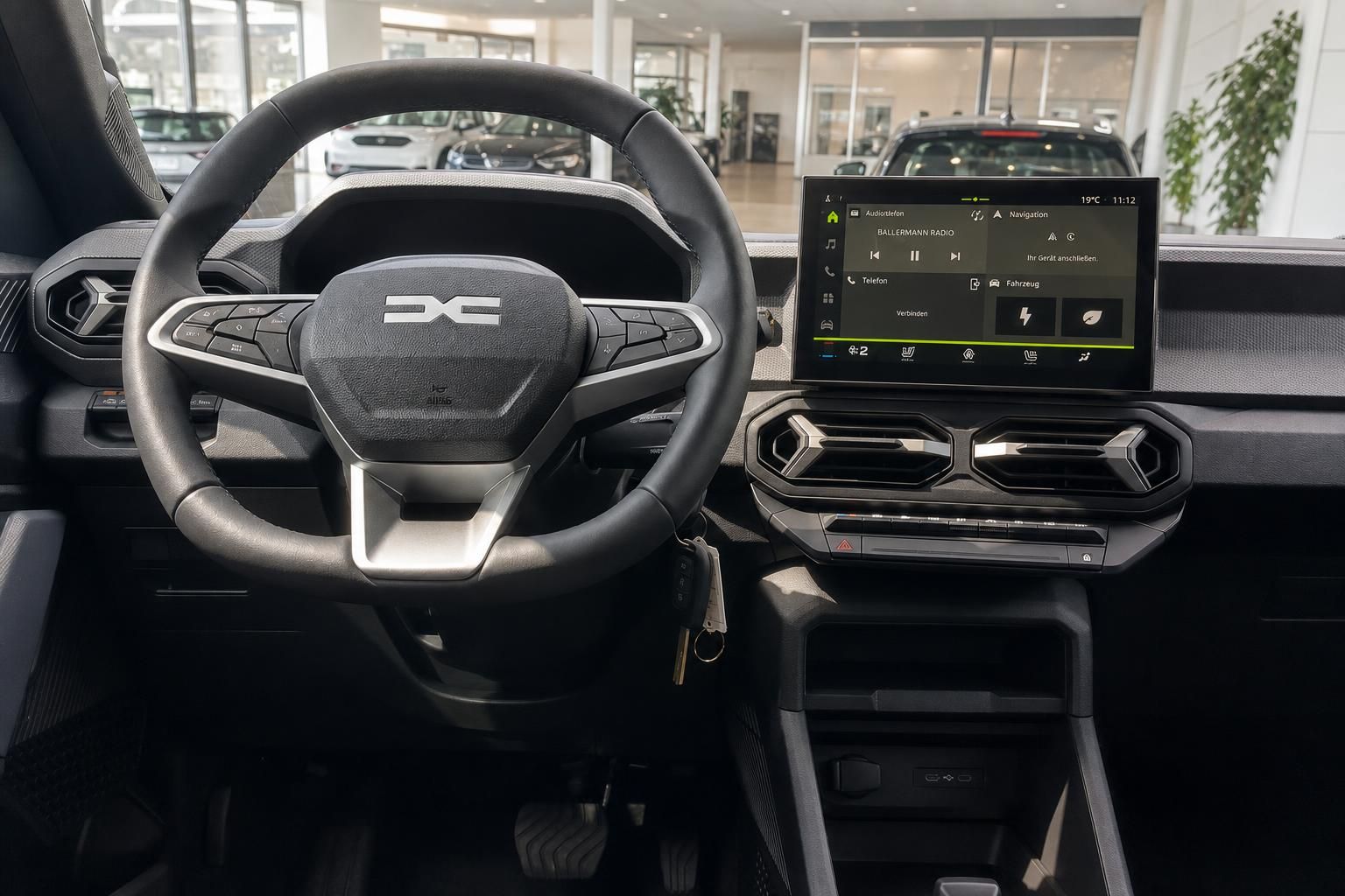 Dacia Cockpit mit Multifunktions-Lenkrad und Touchscreen-Infotainment-System