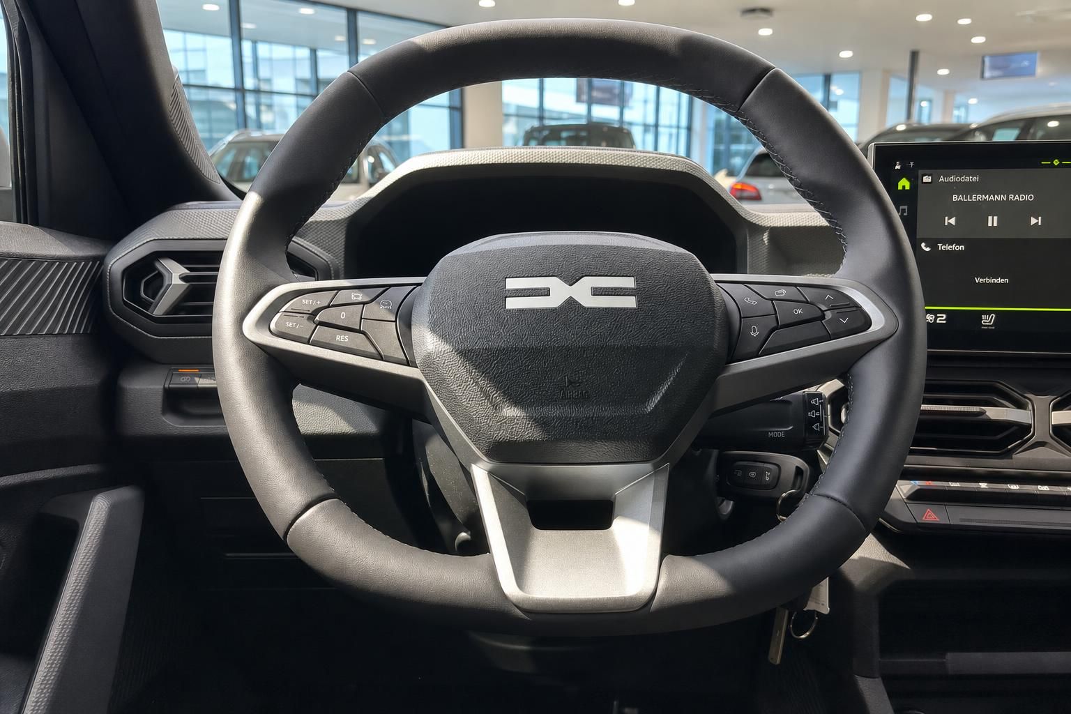 Fahrzeug Cockpit mit Lenkrad und Infotainment-Display - moderne Innenausstattung
