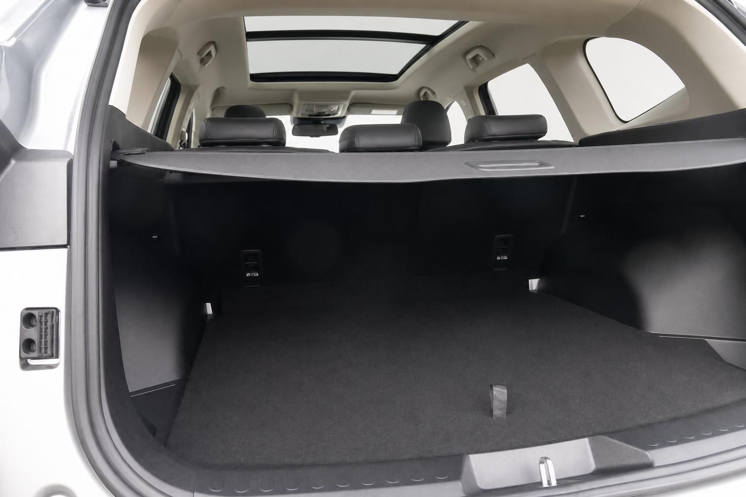 Großer leerer Kofferraum eines SUV mit Panoramadach und umklappbaren Rücksitzen