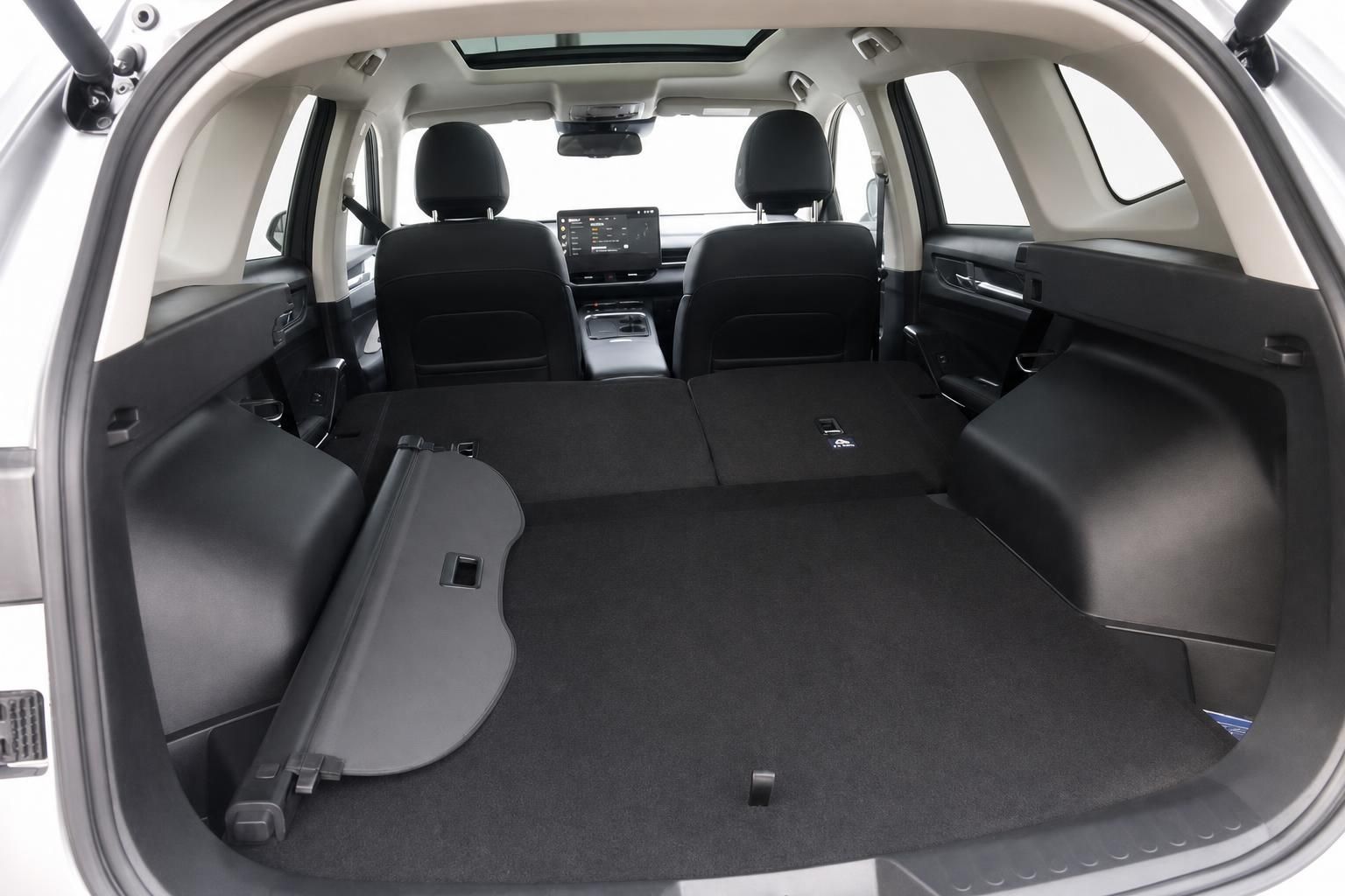 Geräumiger Kofferraum mit umgeklappten Rücksitzen und Laderaumabdeckung – SUV Innenraum