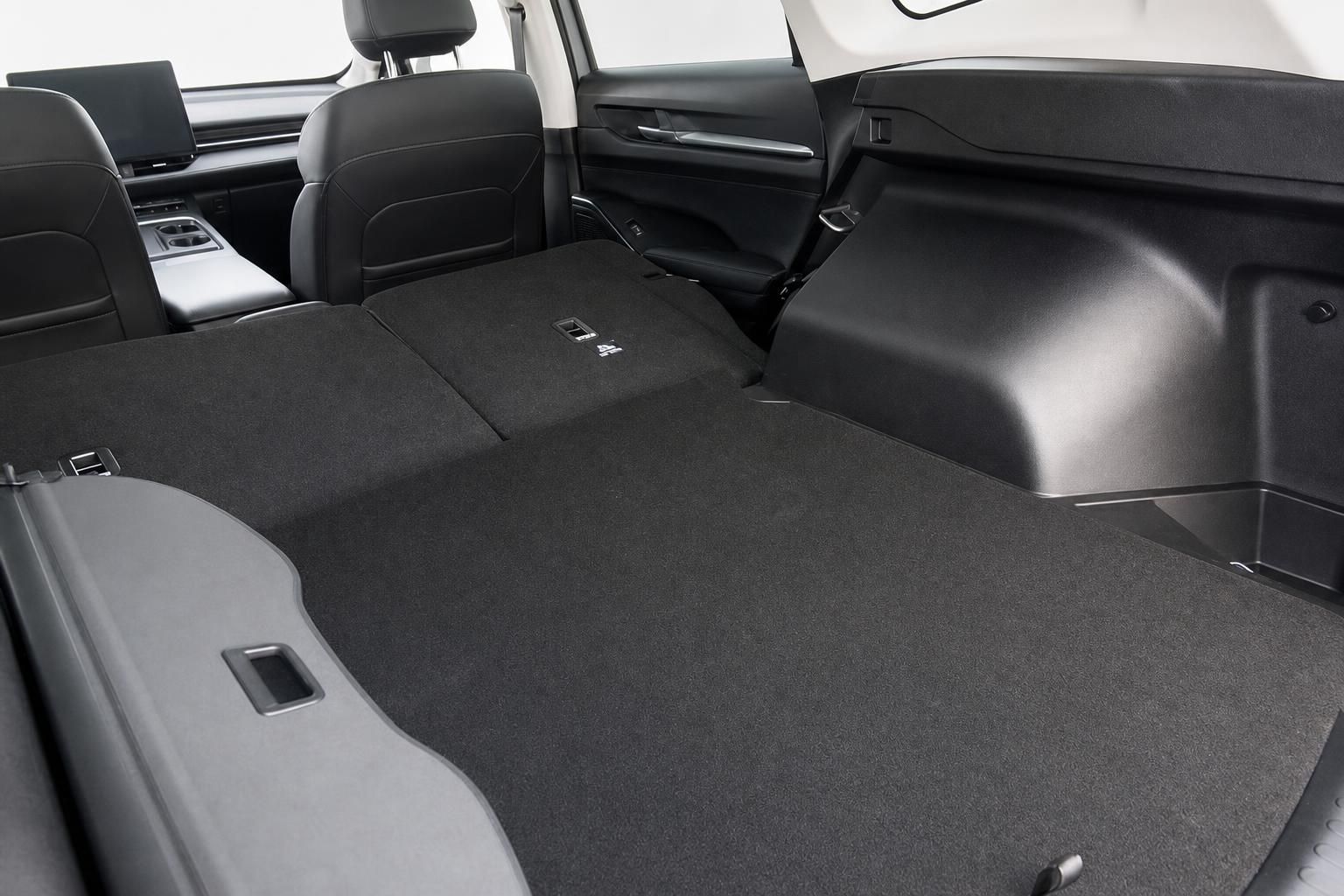 Erweiterter Laderaum SUV mit umgeklappten Rücksitzen – maximales Kofferraumvolumen